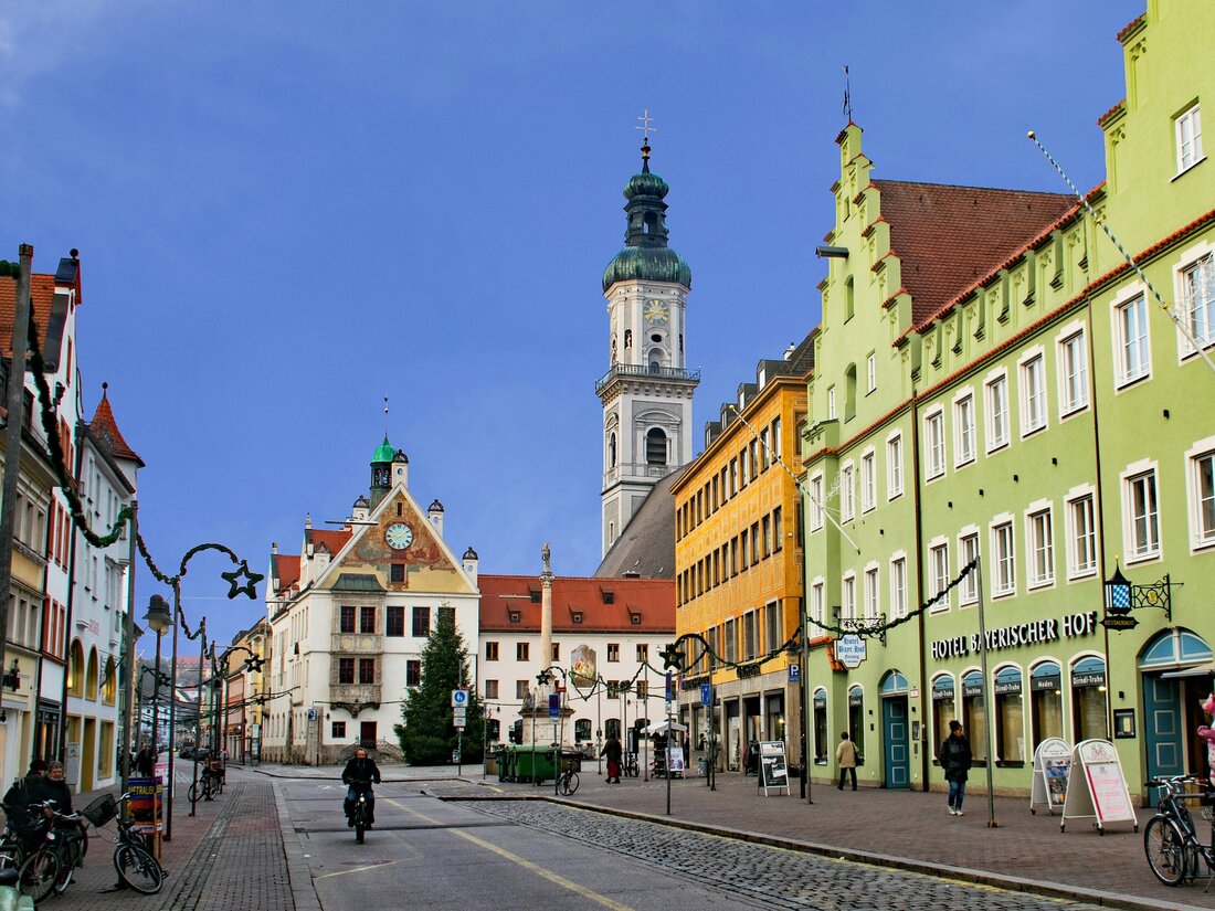 Erkunden Sie die Sehenswürdigkeiten in Freising – Ein Reiseführer Freising ist eine Stadt in Bayern, die für ihre vielen Sehenswürdigkeiten bekannt ist. Der Ort ist ein beliebtes Reiseziel für Touristen, die die Kultur und Geschichte der Region erkunden möchten. Freising bietet eine Vielzahl von Sehenswürdigkeiten, die einen Besuch wert sind. In diesem Reiseführer erfahren Sie mehr über die Sehenswürdigkeiten in Freising und was Sie dort erleben können. Freisinger Dom Der Freisinger Dom ist eine der bekanntesten Sehenswürdigkeiten in Freising. Er ist ein römisch-katholisches Gotteshaus und eine der ältesten Kirchen in Deutschland. Der Dom wurde im 11. Jahrhundert erbaut und ist …