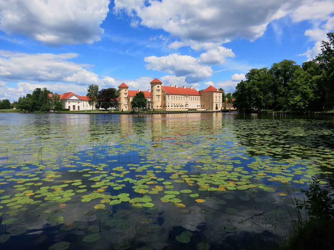 Erkunde die Sehenswürdigkeiten in Rheinsberg – Ein Reiseführer Rheinsberg ist ein kleines Städtchen im Landkreis Ostprignitz-Ruppin in Brandenburg, das für seine malerischen Sehenswürdigkeiten und seine reiche Geschichte bekannt ist. Es ist ein beliebtes Ziel für Touristen, die die malerische Landschaft und die historischen Gebäude erleben möchten. Die Stadt ist voll von Sehenswürdigkeiten, die es zu erkunden gilt. Rheinsberger Schloss Das Rheinsberger Schloss ist eine der beliebtesten Sehenswürdigkeiten in Rheinsberg. Es ist ein märchenhaftes Schloss aus dem 18. Jahrhundert, das im Barockstil erbaut wurde. Es ist ein beliebtes Ausflugsziel für Besucher, die sich für die Geschichte des Schlosses interessieren. Im Schloss …
