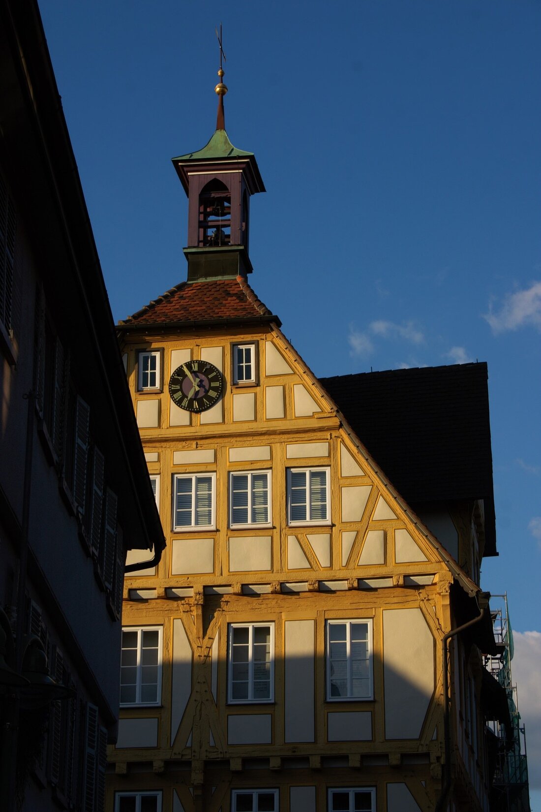 Sindelfingen – Eine Reise wert Sindelfingen, eine wunderschöne Stadt im Süden Deutschlands, ist ein beliebtes Reiseziel. Die Stadt bietet eine Vielzahl an Sehenswürdigkeiten, die es zu entdecken gilt. Von historischen Gebäuden bis hin zu modernen Einkaufszentren, Sindelfingen hat einiges zu bieten. In diesem Reiseführer werden wir die besten Sehenswürdigkeiten in Sindelfingen vorstellen. Historische Sehenswürdigkeiten in Sindelfingen Sindelfingen hat eine lange und reiche Geschichte, die sich in den verschiedenen Sehenswürdigkeiten der Stadt widerspiegelt. Eines der ältesten Gebäude in Sindelfingen ist die St. Laurentius Kirche. Die Kirche wurde im 13. Jahrhundert erbaut und ist ein wundervolles Beispiel für mittelalterliche Architektur. Ein weiteres …