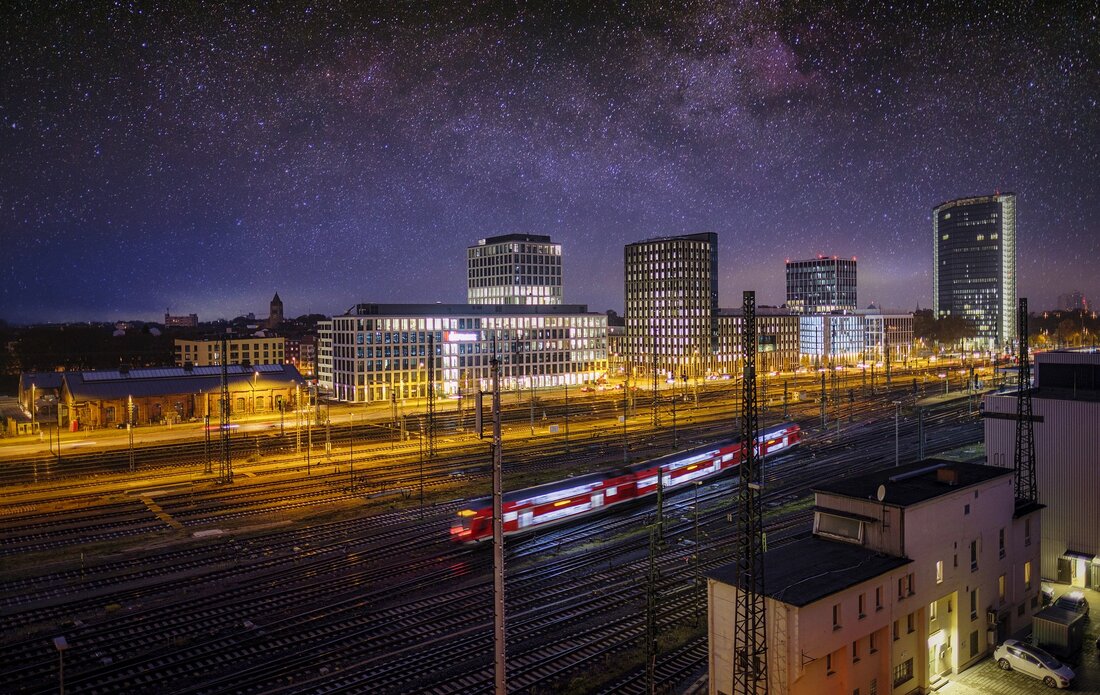 Entdecken Sie die Top Sehenswürdigkeiten in Mannheim – Ein Reiseführer Mannheim ist eine wunderschöne Stadt in Süddeutschland, die voller Sehenswürdigkeiten und Attraktionen steckt. Es gibt viele Dinge zu sehen und zu erleben, und es ist ein Ort, an dem man sich niemals langweilen wird. Historische Sehenswürdigkeiten Mannheim ist eine historische Stadt, die viele interessante Sehenswürdigkeiten zu bieten hat. Eines der bekanntesten Wahrzeichen ist die barocke Kurpfalz-Kirche, die 1690 erbaut wurde. Sie beherbergt eine Vielzahl an Kunstwerken und ist ein beliebtes Fotomotiv. Ein weiteres historisches Highlight ist das Schloss Mannheim. Es wurde im 18. Jahrhundert als Residenz für die Kurfürsten von …
