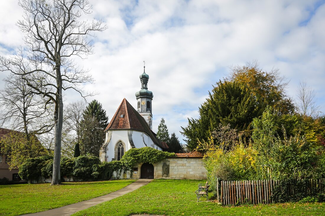 Göppingen – Ein wahres Juwel im Schwäbischen Albtrauf Göppingen ist eine kleine Stadt im Süden Deutschlands und liegt zwischen Stuttgart und Ulm. Sie ist ein beliebtes Ziel für Touristen, die die Schönheit der Schwäbischen Alb erleben möchten. Göppingen ist eine alte Stadt, die viele historische Sehenswürdigkeiten und eine wunderschöne Landschaft bietet. Von der alten Burg Hohenstaufen bis hin zu den romantischen Gärten und Parks, die die Stadt säumen, gibt es viel zu entdecken. Hier sind einige der besten Sehenswürdigkeiten in Göppingen, die Sie unbedingt besuchen sollten. Stadtmuseum Göppingen Das Stadtmuseum Göppingen befindet sich im Herzen der Stadt und bietet eine …