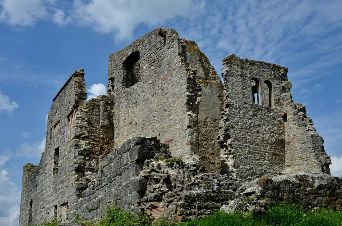 Einleitung Homburg ist eine Stadt im Saarland, die für ihre historischen Sehenswürdigkeiten bekannt ist. Es gibt viele interessante Orte zu besuchen und zu erkunden. Dazu gehören alte Burgen, Kirchen, Museen und vieles mehr. Dieser ultimative Reiseführer über die besten Sehenswürdigkeiten in Homburg hilft Ihnen dabei, die schönsten Orte zu entdecken. Von der imposanten Schlossbergkirche bis hin zur prächtigen Burg Hohenburg gibt es viel zu sehen. Lesen Sie weiter, um mehr über die besten Sehenswürdigkeiten in Homburg zu erfahren. Schlossbergkirche Die Schlossbergkirche ist eine der bekanntesten Sehenswürdigkeiten in Homburg. Der Turm der Kirche ist ein markantes Merkmal der Stadt und kann …