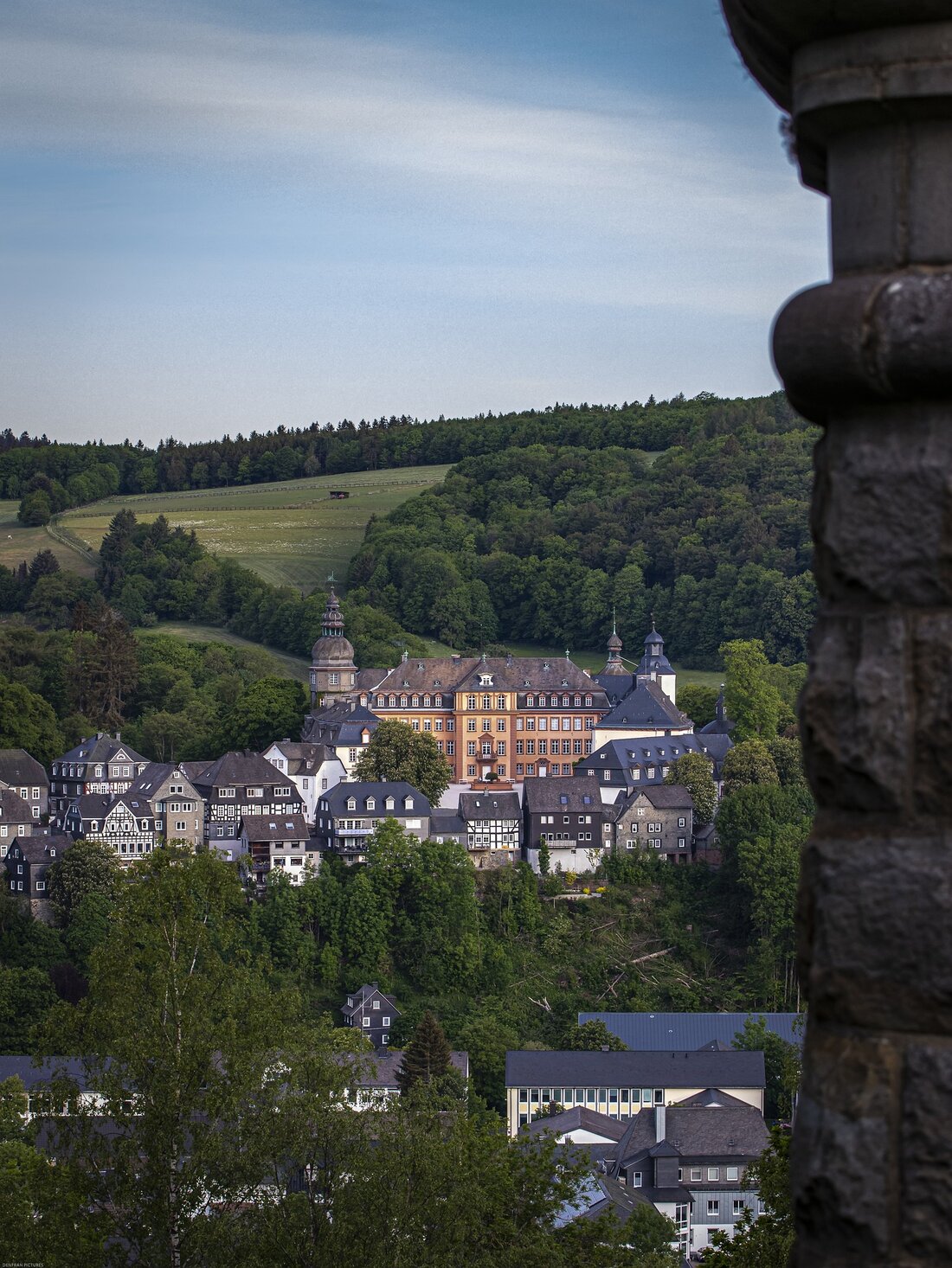 Bad Berleburg – Eine malerische Stadt mit vielen Sehenswürdigkeiten Bad Berleburg ist eine malerische Stadt im Sauerland, im Nordosten von Nordrhein-Westfalen. Die Stadt ist bekannt für ihre vielen Sehenswürdigkeiten und bietet eine Fülle an Erlebnissen und Attraktionen. Bad Berleburg ist ein beliebtes Reiseziel für Touristen, die die malerische Landschaft und die zahlreichen Sehenswürdigkeiten erkunden möchten. Die Top 10 Sehenswürdigkeiten von Bad Berleburg Die Stadt Bad Berleburg bietet viele Sehenswürdigkeiten, die es zu entdecken gilt. Hier sind die Top 10 Sehenswürdigkeiten von Bad Berleburg, die Sie nicht verpassen sollten: 1. Burg Berleburg Die Burg Berleburg ist eine der ältesten und bekanntesten …