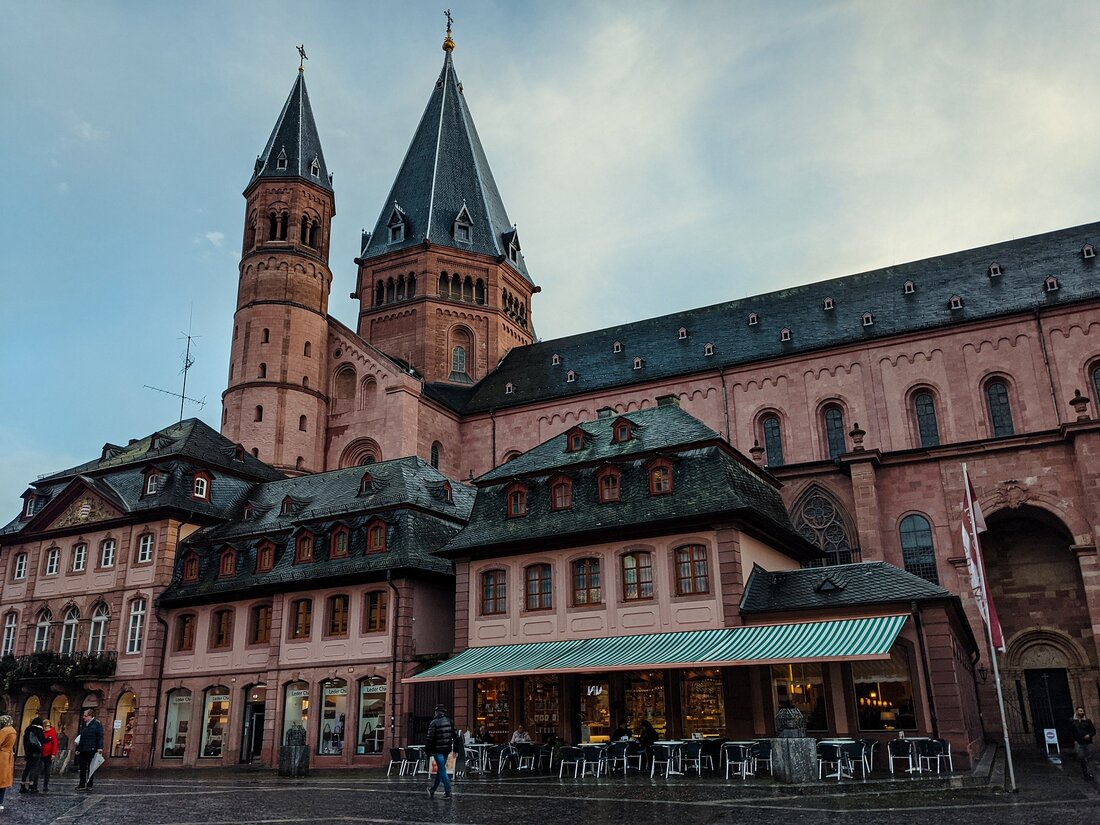 Entdecken Sie die Top Sehenswürdigkeiten in Mainz Mainz ist eine der ältesten Städte Deutschlands und eine der schönsten Städte des Landes. Es ist eine lebendige Stadt mit einer reichen Geschichte und vielen interessanten Sehenswürdigkeiten. Wenn Sie nach Mainz reisen, sollten Sie sich auf jeden Fall die Zeit nehmen, die vielen Sehenswürdigkeiten zu besuchen. Hier sind einige der Top-Sehenswürdigkeiten in Mainz, die Sie nicht verpassen sollten. Mainzer Dom Der Mainzer Dom ist eine der wichtigsten Sehenswürdigkeiten in Mainz. Der Dom wurde im 11. Jahrhundert erbaut und ist ein wichtiges Symbol der Stadt. Der Dom ist ein wunderschönes Beispiel romanischer Architektur. Der …