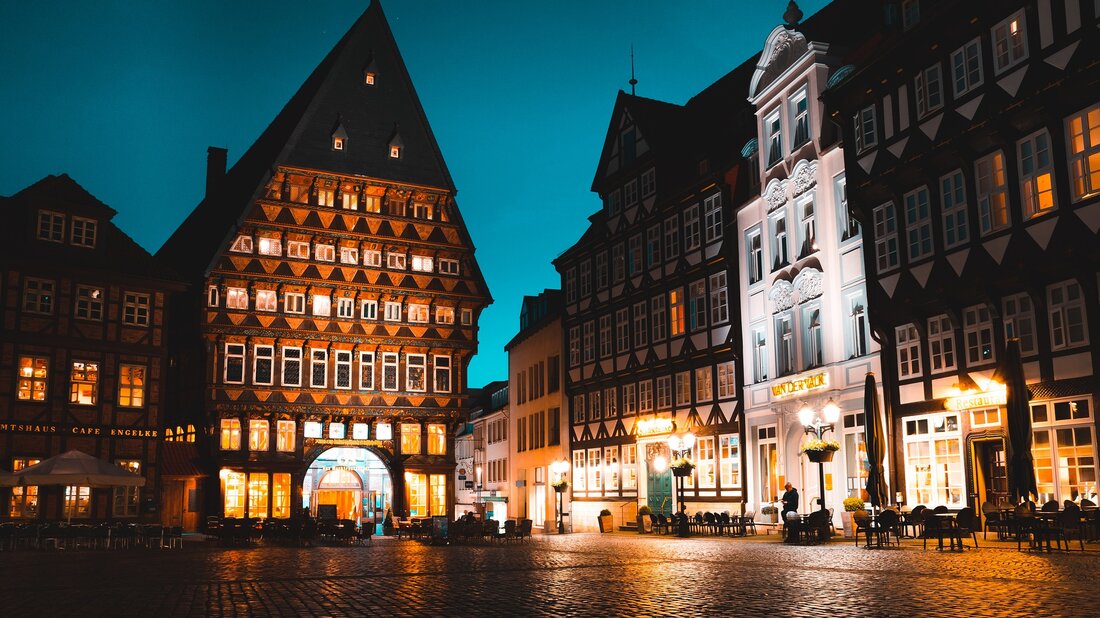 Einleitung Hildesheim ist eine wunderschöne Stadt in Niedersachsen, Deutschland. Es ist voll von Sehenswürdigkeiten, die man auf einer Reise nicht verpassen sollte. Von historischen Gebäuden über Museen bis hin zu malerischen Parkanlagen – Hildesheim hat alles zu bieten. In diesem Reiseführer stellen wir Ihnen die 10 besten Sehenswürdigkeiten in Hildesheim vor. 1. Der Dom St. Michael Der Dom St. Michael ist ein beeindruckendes gotisches Gebäude, das in Hildesheim steht. Es ist eines der bedeutendsten Gebäude der Stadt und ein Muss für jeden Besucher. Der Dom wurde im Jahr 1031 erbaut und ist ein wichtiges Zeugnis der Geschichte der Stadt. Er …