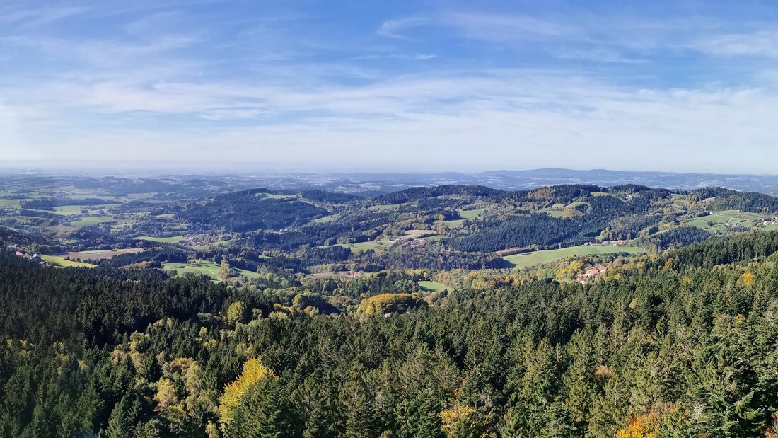 Entdecken Sie die Sehenswürdigkeiten von Straubing – Ihr perfekter Reiseführer Straubing ist eine wunderschöne Stadt in Bayern, die eine Vielzahl von Sehenswürdigkeiten zu bieten hat. Die Stadt ist reich an Kultur und Geschichte und bietet viele Möglichkeiten, um einen unvergesslichen Aufenthalt zu verbringen. Von historischen Sehenswürdigkeiten über Museen bis hin zu einzigartigen Einkaufsmöglichkeiten und Restaurants – in Straubing gibt es viel zu entdecken. Historische Sehenswürdigkeiten Straubing ist eine alte Stadt mit einer reichen Geschichte. Es gibt viele historische Sehenswürdigkeiten, die einen Besuch wert sind. Eines der bekanntesten Wahrzeichen ist die Stadtmauer, die aus dem 13. Jahrhundert stammt und die Altstadt …