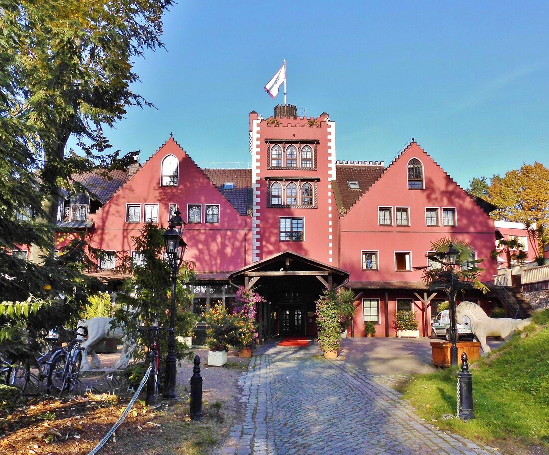 Die schöne Stadt Strausberg Strausberg ist eine wunderschöne und historische Stadt in Brandenburg, die viele Sehenswürdigkeiten zu bieten hat. Die Stadt ist bekannt für ihre malerischen Altstadt, ihre vielen Kirchen, ihre reiche Kultur und ihre schönen Landschaften. Strausberg ist ein ideales Reiseziel für alle, die sich für Geschichte, Kultur und Natur interessieren. Erkunden Sie die Sehenswürdigkeiten von Strausberg Wenn Sie Strausberg besuchen, sollten Sie unbedingt die wichtigsten Sehenswürdigkeiten erkunden. Zu den beliebtesten Sehenswürdigkeiten in Strausberg gehören die historische Altstadt, die Kirchen, die Museen und die Landschaften. Entdecken Sie die historische Altstadt von Strausberg Die Altstadt von Strausberg ist ein wichtiges …