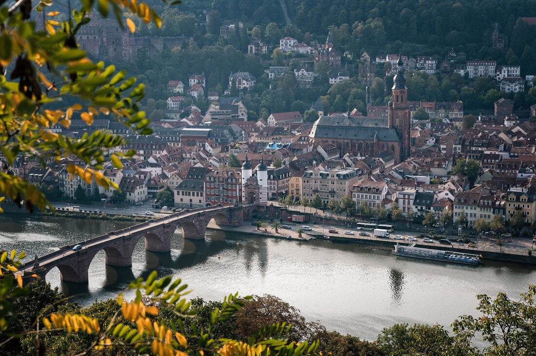Heidelberg ist eine der schönsten Städte Deutschlands und befindet sich im Südwesten des Landes. Die Stadt ist berühmt für ihre malerischen Gassen, die historischen Gebäude und die atemberaubende Landschaft. Heidelberg ist auch bekannt für seine vielen Sehenswürdigkeiten, die es zu erkunden gilt. In diesem Reiseführer werden wir einige der besten Sehenswürdigkeiten in Heidelberg vorstellen, damit Sie Ihren Besuch in der Stadt voll auskosten können. Heidelberger Schloss Das Heidelberger Schloss ist eines der bekanntesten Sehenswürdigkeiten in Heidelberg und ein Muss für jeden Besucher. Das Schloss wurde im 13. Jahrhundert erbaut und beherbergt heute ein Museum, das einige der wichtigsten Exponate der …