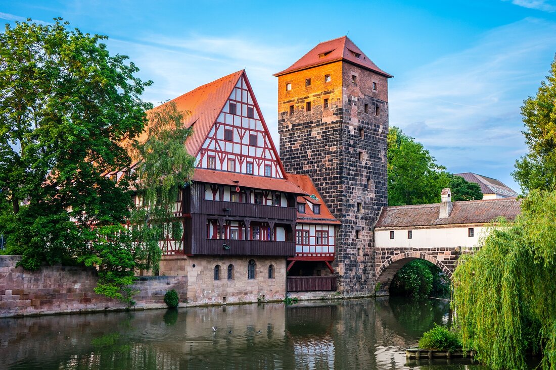 Erkunden Sie die Sehenswürdigkeiten von Erlangen – Ein Reiseführer Erlangen ist eine wunderschöne Stadt in Deutschland, die viele Sehenswürdigkeiten zu bieten hat. Es ist die viertgrößte Stadt in Bayern und liegt im Herzen des fränkischen Seenlandes. Von historischen Gebäuden und Kirchen bis hin zu malerischen Parks und Gärten, Erlangen hat eine Menge zu bieten. Dieser Reiseführer wird Ihnen helfen, die vielen Sehenswürdigkeiten in Erlangen zu erkunden. Historische Gebäude und Kirchen Erlangen ist voller historischer Gebäude und Kirchen. Eines der bekanntesten Gebäude ist das Schloss Erlangen, das im 18. Jahrhundert erbaut wurde. Es ist ein wunderschönes barockes Schloss, das einen großen …