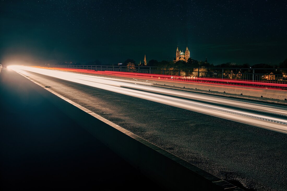 Speyer: Eine Stadt voller Sehenswürdigkeiten Speyer ist eine wunderschöne Stadt in Rheinland-Pfalz, die vor allem für ihre vielen historischen Sehenswürdigkeiten bekannt ist. Es gibt viele verschiedene Orte, die man besuchen kann, um mehr über die Geschichte und Kultur der Stadt zu erfahren. Wenn Sie einmal in Speyer sind, sollten Sie sich unbedingt die folgenden Top 10 Sehenswürdigkeiten ansehen. 1. Speyerer Dom Der Speyerer Dom ist eine der bekanntesten Sehenswürdigkeiten in Speyer. Er ist eine der größten und am besten erhaltenen romanischen Kirchenbauten der Welt. Der Dom ist ein wichtiges Zeugnis der Geschichte und Kultur der Stadt und wurde bereits im …