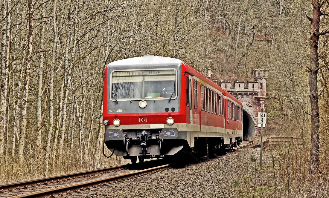 Entdecken Sie die Sehenswürdigkeiten von Bitburg Bitburg ist eine kleine Stadt in der Eifelregion des deutschen Bundeslandes Rheinland-Pfalz. Es ist ein beliebter Ort für Touristen, die die malerische Landschaft, die historischen Sehenswürdigkeiten und die zahlreichen Freizeitmöglichkeiten genießen wollen. Bitburg ist vor allem für seine Burgruine, die Eifelmaare und den Burgberg bekannt. Hier finden Sie einen Reiseführer, der Ihnen einen Überblick über die Sehenswürdigkeiten von Bitburg gibt. Burgruine Bitburg Die Burgruine Bitburg ist eine der ältesten Sehenswürdigkeiten in der Region. Sie wurde im 11. Jahrhundert erbaut und war einst eine bedeutende Festung. Heute ist sie ein beliebtes Ausflugsziel und bietet einen …