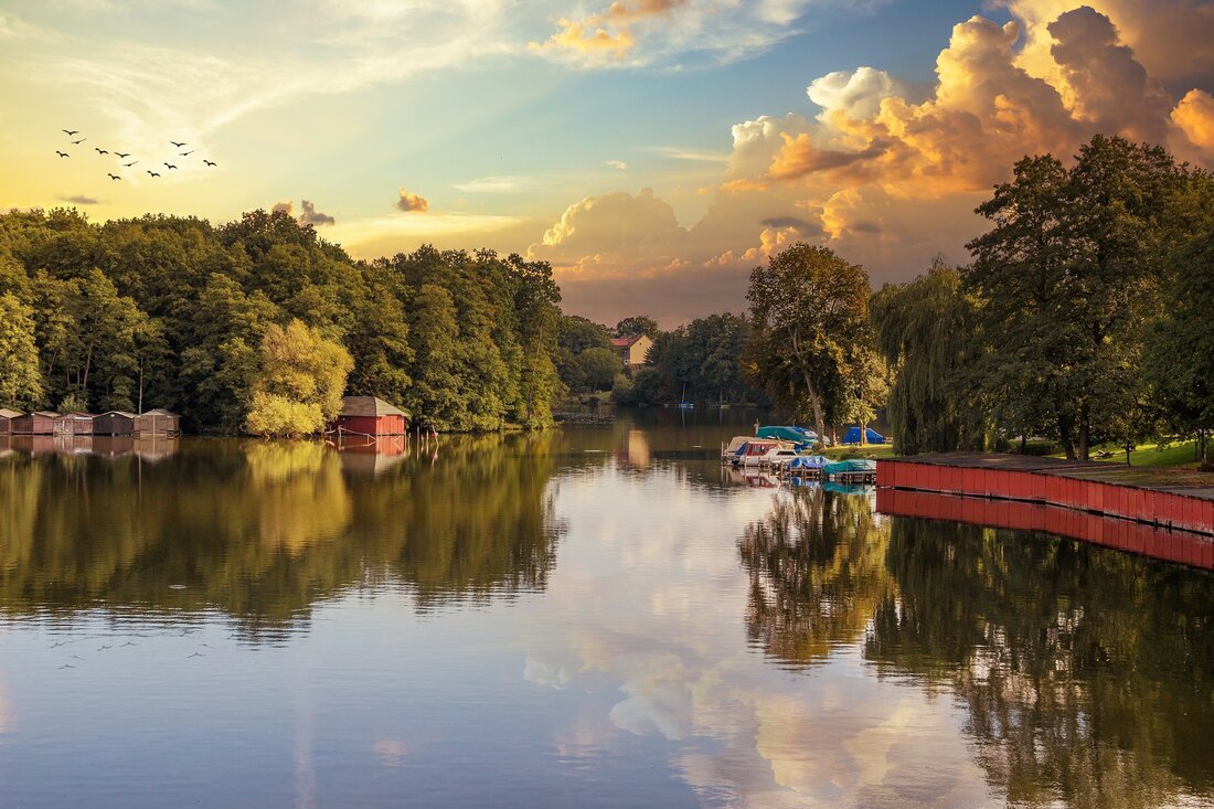 Die Sehenswürdigkeiten in Templin Templin ist eine kleine Stadt im Landkreis Uckermark in Brandenburg. Die Stadt ist voller Sehenswürdigkeiten, die es zu entdecken gilt. Ob historische Bauwerke, malerische Landschaften oder kulturelle Einrichtungen, in Templin gibt es viel zu sehen. In diesem Reiseführer stellen wir Ihnen die besten Sehenswürdigkeiten in Templin vor. Kloster Chorin Das Kloster Chorin ist eine der bekanntesten Sehenswürdigkeiten in Templin. Es wurde im 13. Jahrhundert als Zisterzienserkloster erbaut und ist eines der ältesten und am besten erhaltenen Klöster Deutschlands. Heute ist es ein beliebtes Ausflugsziel und eine der bedeutendsten Sehenswürdigkeiten in Brandenburg. Besucher können die Klosterkirche, den …