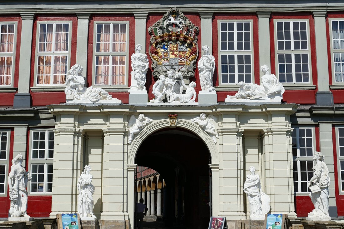 Erlebe die historischen Sehenswürdigkeiten von Wolfenbüttel Wolfenbüttel ist eine kleine, aber wunderschöne Stadt im Norden Deutschlands. Die Stadt ist vor allem für ihre reiche Geschichte und ihre historischen Sehenswürdigkeiten bekannt. Wolfenbüttel ist ein wahres Juwel in der Region und ein Ort, an dem man seine Zeit wirklich genießen kann. Es gibt viele historische Sehenswürdigkeiten, die man in Wolfenbüttel besuchen kann. Dazu gehören das Schloss, die Stadtmauer, die Kathedrale und viele andere. Dieser Artikel wird einige der interessantesten Sehenswürdigkeiten von Wolfenbüttel vorstellen und erklären, warum sie einen Besuch wert sind. Schloss Wolfenbüttel Schloss Wolfenbüttel Schloss Wolfenbüttel ist das älteste und am …