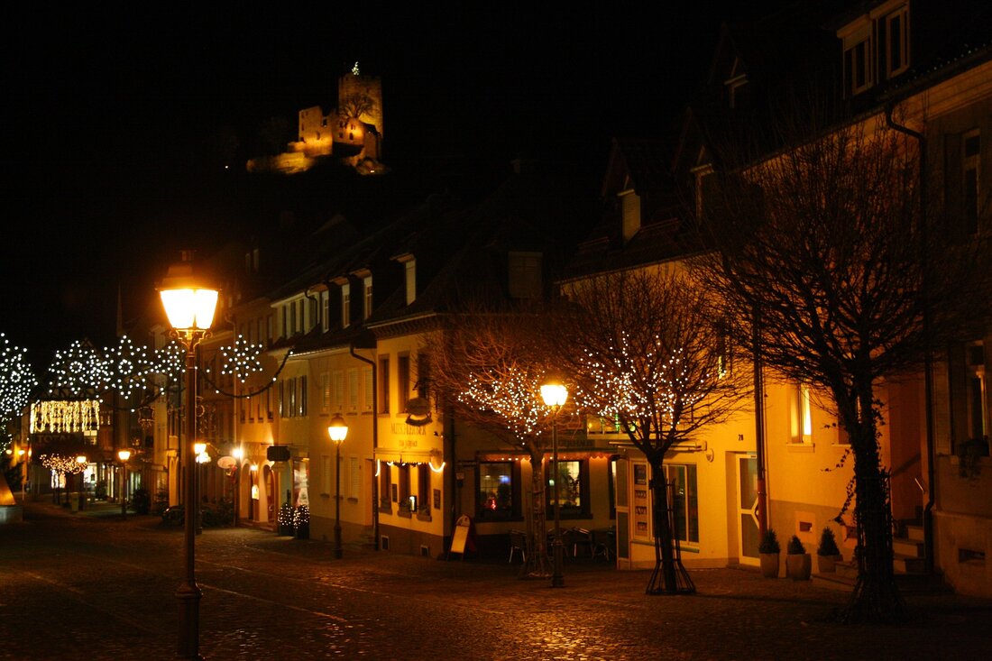 Historische Gebäude und Sehenswürdigkeiten in Waldkirch Waldkirch ist eine kleine, aber charmante Stadt im Schwarzwald, die viele historische Sehenswürdigkeiten und Gebäude zu bieten hat. Es ist ein beliebtes Reiseziel für Touristen, die die Schönheit der Natur und die Geschichte der Stadt erkunden möchten. Hier finden Sie einige der interessantesten Sehenswürdigkeiten in Waldkirch. Das Schloss Waldkirch Das Schloss Waldkirch ist ein mittelalterliches Schloss, das im 13. Jahrhundert erbaut wurde und seitdem mehrfach restauriert wurde. Es ist eines der ältesten Gebäude in Waldkirch und eine der bekanntesten Sehenswürdigkeiten der Stadt. Es ist ein beliebter Ort für Touristen, die die Geschichte und den …