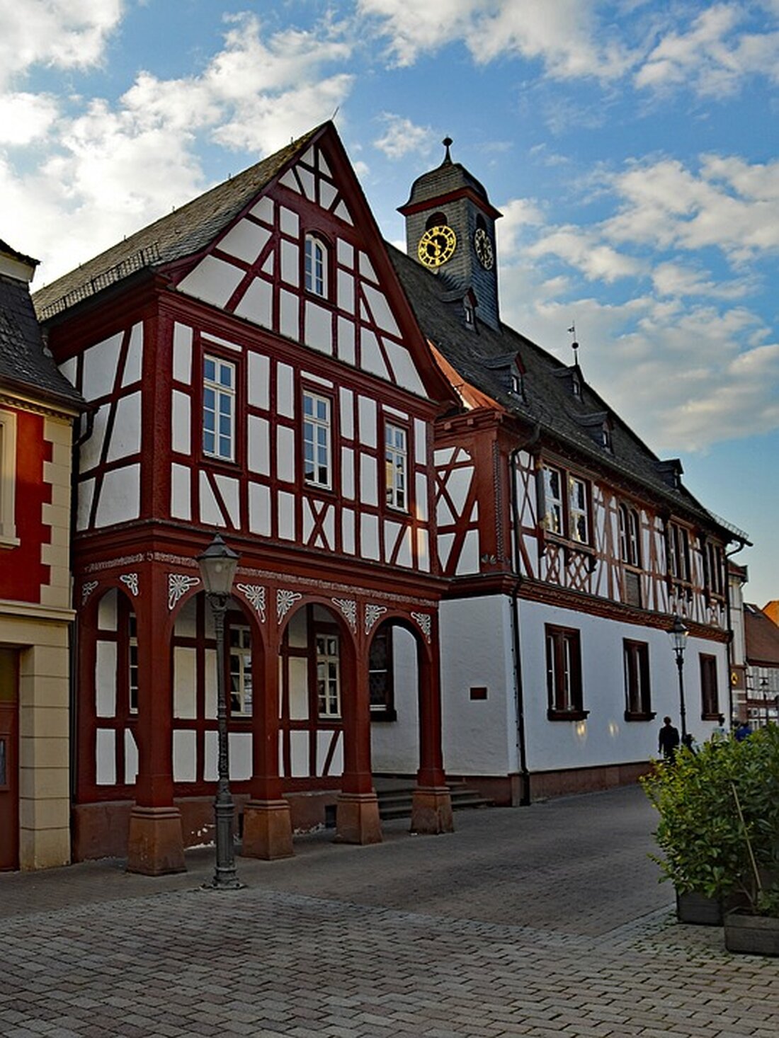 Einleitung Groß-Gerau ist ein malerisches Städtchen in der Region Rhein-Main in Hessen. Es liegt zwischen den Flüssen Main und Rhine und ist ein idealer Ort für einen Tagestrip. Die malerischen Uferpromenaden und malerischen Altstadtgassen sind ein Muss für jeden Besucher. Aber Groß-Gerau hat noch viel mehr zu bieten als nur malerische Uferpromenaden. Es gibt viele Sehenswürdigkeiten, die einen Besuch wert sind. In diesem Artikel werden wir einige der Top-Sehenswürdigkeiten in Groß-Gerau vorstellen. Kurpark Der Kurpark ist einer der bekanntesten Orte in Groß-Gerau. Es ist ein schöner Park mit vielen schönen Grünanlagen und Bäumen. Der Park ist auch ein idealer Ort, …