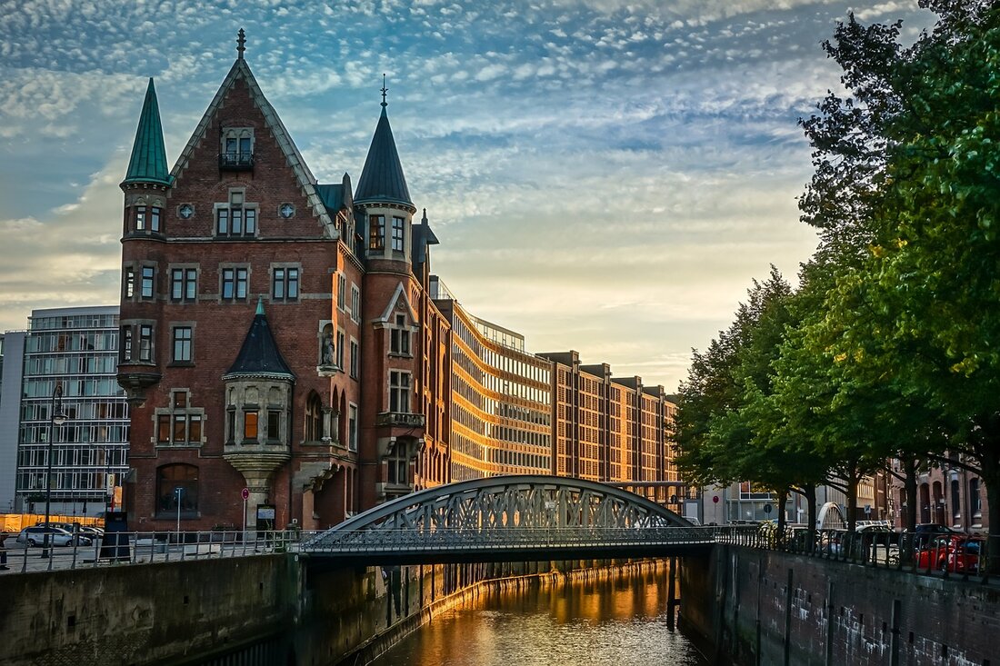 Hamburg ist eine Stadt voller Schönheit und Sehenswürdigkeiten. Es gibt viele großartige und einmalige Attraktionen, die es zu erkunden gilt. Wir haben eine Liste der besten Sehenswürdigkeiten in Hamburg zusammengestellt, die Sie auf jeden Fall besuchen sollten, wenn Sie in die Stadt kommen. Vom berühmten Hamburger Hafen bis hin zur weltberühmten Reeperbahn gibt es viel zu sehen und zu erleben. Hamburger Hafen Der Hamburger Hafen ist ein unverzichtbares Wahrzeichen der Stadt. Mit über 8.000 Schiffen, die jährlich anlegen, ist es eines der größten Seefahrtshäfen Europas. Es gibt viele Dinge, die Sie hier sehen können, darunter große Frachtschiffe, kleinere Kreuzfahrtschiffe, Fähren …