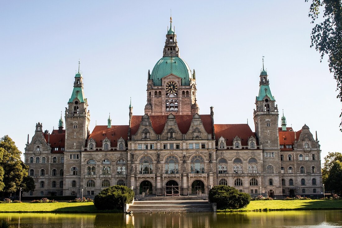 Entdecken Sie die Sehenswürdigkeiten von Hannover! Hannover ist eine der beliebtesten Städte Deutschlands und bietet eine Vielzahl von Sehenswürdigkeiten und Aktivitäten für Besucher. Es ist eine pulsierende Stadt, in der es viel zu sehen und zu erleben gibt. Von historischen Gebäuden und Denkmälern bis hin zu modernen Attraktionen, Hannover hat einiges zu bieten. Entdecken Sie die besten Sehenswürdigkeiten in Hannover und erleben Sie die Stadt! Hannover Altstadt Die Altstadt von Hannover ist einer der ältesten Teile der Stadt und bietet eine Fülle an historischen Gebäuden und Denkmälern. Hier finden Sie eine Vielzahl an Sehenswürdigkeiten, darunter das alte Rathaus, das Opernhaus, …