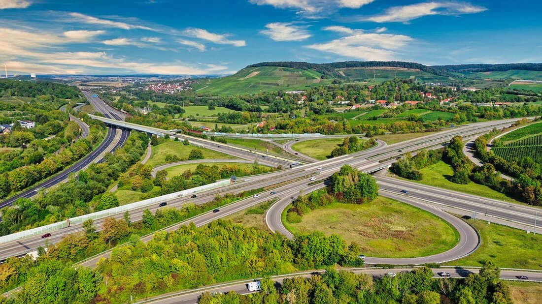 Autobahngebühren sind eine wichtige Einnahmequelle für die Finanzierung und den Ausbau von Autobahnen in Europa. Je nach Land können die Gebühren unterschiedlich gestaltet sein, um die Kosten für die Instandhaltung und den Ausbau der Autobahnen zu decken. In diesem Artikel werden die verschiedenen Formen der Autobahngebühren in verschiedenen europäischen Ländern untersucht, darunter auch Polen. Deutschland: In Deutschland gibt es keine generelle Autobahngebühr. Stattdessen gibt es Mautgebühren für bestimmte Fahrzeuge, wie LKW und Busse, auf Autobahnen und Bundesstraßen. Diese Mautgebühren basieren auf der zurückgelegten Entfernung und dem Fahrzeuggewicht. Frankreich: In Frankreich gibt es die sogenannte Péage, eine Mautgebühr, die auf bestimmten …