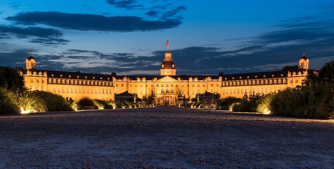 Entdecken Sie die Top Sehenswürdigkeiten in Karlsruhe Karlsruhe ist eine der schönsten Städte in Deutschland. Es ist reich an kulturellen und historischen Sehenswürdigkeiten, die es zu entdecken gilt. Von der barocken Schlossanlage bis hin zu modernen Museen, hier sind einige der besten Sehenswürdigkeiten in Karlsruhe. Karlsruher Schloss Das Karlsruher Schloss ist ein barockes Schloss in der Mitte der Stadt. Es wurde im 18. Jahrhundert erbaut und ist eines der bekanntesten Wahrzeichen der Stadt. Es beherbergt das Bundesverfassungsgericht und das Bundesverwaltungsgericht. Auch das Bundesverfassungsgericht und das Bundesverwaltungsgericht haben hier ihren Sitz. Heute bietet das Schloss eine Vielzahl von Veranstaltungen, Ausstellungen und …
