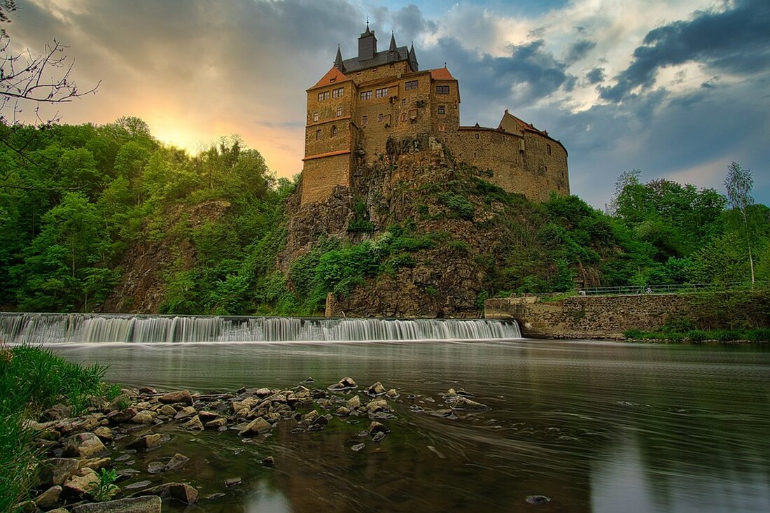 Willkommen in Mittelsachsen Mittelsachsen ist eine Region im Süden von Deutschland, die für ihre wunderschönen Landschaften, malerischen Dörfer und einzigartigen Sehenswürdigkeiten bekannt ist. Dieser Reiseführer wird Ihnen helfen, die besten Sehenswürdigkeiten in Mittelsachsen zu entdecken. Schloss Colditz Das Schloss Colditz ist eine der bekanntesten Sehenswürdigkeiten in Mittelsachsen. Es ist ein mittelalterliches Schloss, das im 11. Jahrhundert erbaut wurde. Das Schloss beherbergt ein Museum, das die Geschichte des Schlosses und seiner Bewohner erzählt. Es gibt auch einige andere interessante Ausstellungen, die einen Einblick in die Geschichte der Region geben. Kräutergarten in Döbeln Der Kräutergarten in Döbeln ist eine der schönsten Sehenswürdigkeiten …