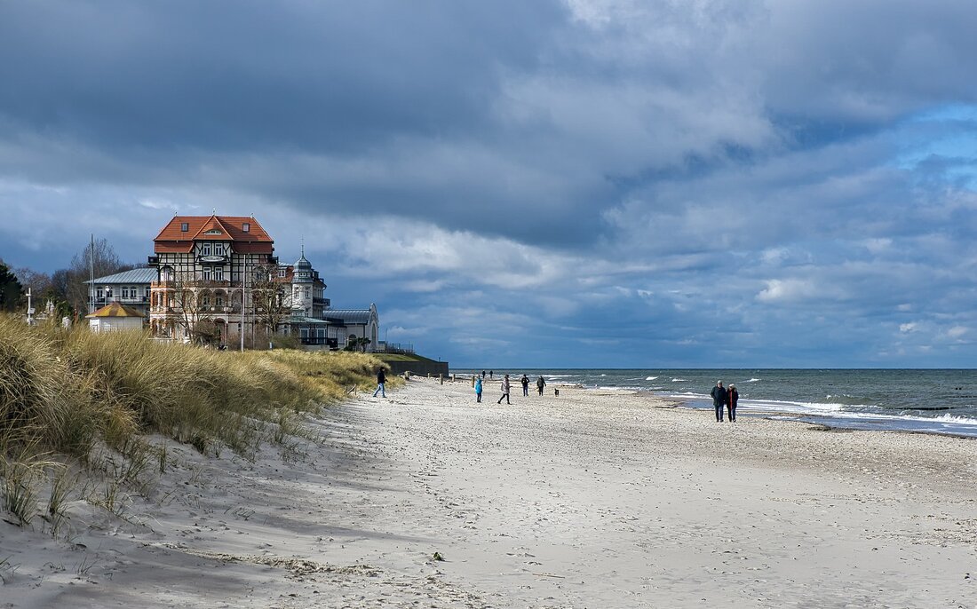 Die Ostsee, mit ihren malerischen Küsten und verträumten Orten, ist ein Traumziel für alle, die die Faszination von Strand, Meer und Kultur in einem Urlaub erleben möchten. Von den strahlenden Dünen Schleswig-Holsteins bis hin zu den steil aufragenden Klippen Mecklenburg-Vorpommerns bietet die Ostseeküste für jeden Geschmack das passende Ambiente. In diesem Artikel stellen wir Ihnen einige der schönsten Orte vor und geben Tipps für Ihren perfekten Ostseeurlaub. Rügen Als größte deutsche Insel bezaubert Rügen mit seiner vielfältigen Landschaft. Die imposanten Kreidefelsen, dichte Buchenwälder und charmante Badeorte wie Binz oder Sellin laden zum Erkunden ein. Wanderer, Radfahrer und Wassersportler finden hier &hellip;