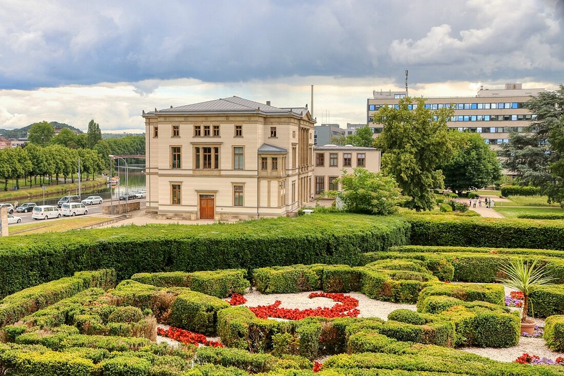 Erlebe die Schönheit des Saarlandes – Die Top 10 Sehenswürdigkeiten in Wadern! Das Saarland ist ein wunderschönes Bundesland in Deutschland und bietet viele tolle Sehenswürdigkeiten. Wadern ist eine Stadt im Saarland und bietet eine Vielzahl von Sehenswürdigkeiten, die einen Besuch wert sind. In diesem Artikel werden wir die Top 10 Sehenswürdigkeiten in Wadern vorstellen. 1. Burgruine Manderscheid Die Burgruine Manderscheid ist eine der ältesten Sehenswürdigkeiten in Wadern. Sie ist eine der bekanntesten Burgruinen in Deutschland und wurde im 12. Jahrhundert erbaut. Die Burgruine ist ein beliebtes Ausflugsziel und bietet eine atemberaubende Aussicht auf die umliegende Landschaft. 2. Schloss Wadrill Das …