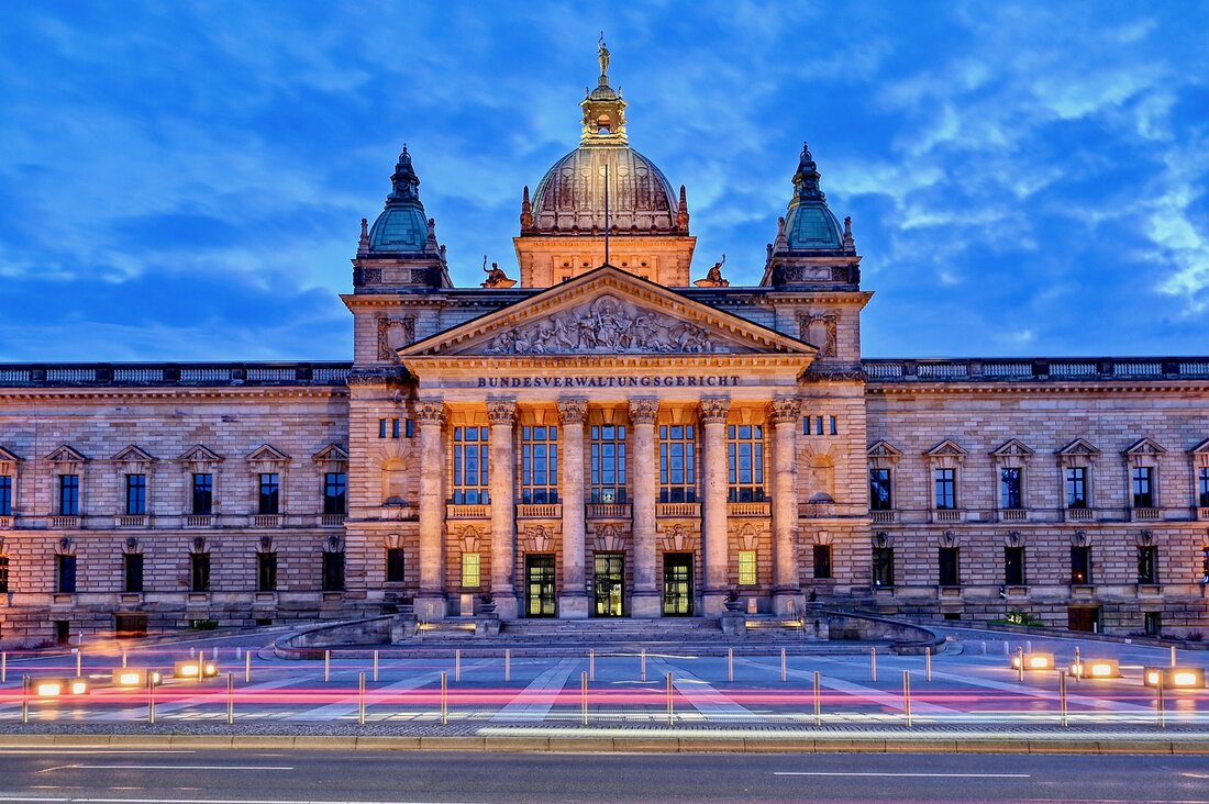 Leipzig ist eine lebendige und pulsierende Stadt im Herzen Deutschlands. Die Stadt ist vor allem für ihre Kultur, Musik, Geschichte und schöne Architektur bekannt. Leipzig bietet eine Vielzahl an Sehenswürdigkeiten, die es zu erkunden gilt. Von historischen Gebäuden über kulturelle Veranstaltungen bis hin zu einladenden Cafés und Restaurants ist für jeden etwas dabei. Die Stadt Leipzig ist eine der ältesten in Deutschland und hat eine lange und interessante Geschichte. Viele berühmte Persönlichkeiten haben dort gelebt und gearbeitet, darunter Johann Sebastian Bach, Goethe und Robert Schumann. Sie hat eine beeindruckende Architektur, die aus verschiedenen Epochen stammt, von der Gotik bis zur …
