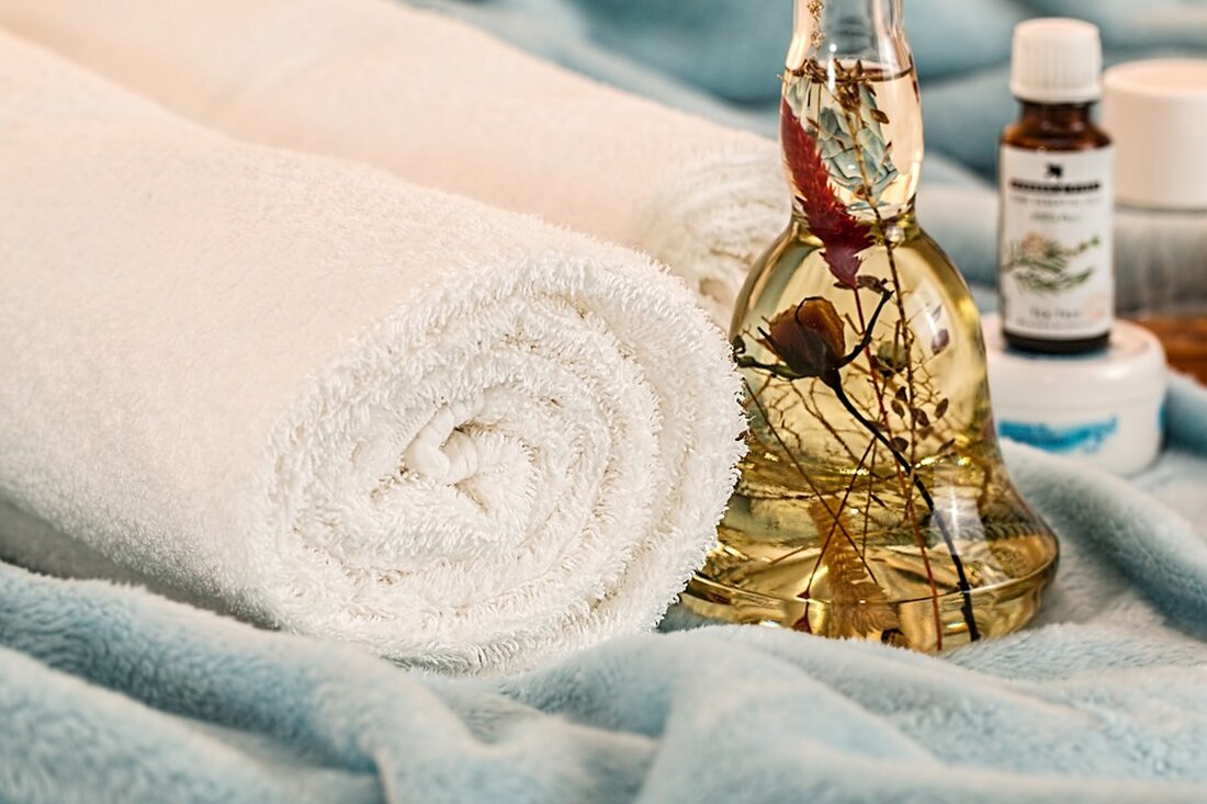 Die Ostee ist zu jeder Jahreszeit eine Reise wert, doch der Frühling ist auch hier etwas ganz besonderes. Ob als Tagesgast oder für einen schönen Wellness-Urlaub an der Ostsee, der Frühling bringt Farbe in Ihren Aufenthalt am Meer. Die Dünen- und Seegräser blühen, die Felder auf Ihrem Weg aus Norden oder Süden beginnen die Landschaft in Farbe zu tauchen und irgendwie ist sie da, die Lust auf Natur, Strand, Meer und Wellness. Ein Bummel am Strand entlang, ein leckerer Kaffee,ein wenig Shopping und Wellness… Frühling an der Ostsee ist alles außer Alltag. Und das muss heutzutage einfach mal wieder sein: …