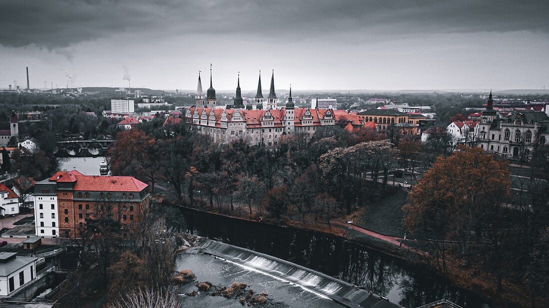 Die Top 10 Sehenswürdigkeiten in Merseburg Merseburg ist eine der ältesten Städte in Sachsen-Anhalt und bietet eine Vielzahl an Sehenswürdigkeiten. Egal ob man ein einzigartiges Stadtbild bewundern, eine Kirche besuchen oder ein Museum besichtigen möchte, Merseburg hat viel zu bieten. 1. Merseburger Dom Der Merseburger Dom ist eine der bedeutendsten Sehenswürdigkeiten in Merseburg und ein wahres Meisterwerk der Gotik. Er wurde im Jahr 1021 geweiht und ist eine der ältesten Kirchen in Sachsen-Anhalt. Der Dom wurde im Laufe der Jahrhunderte immer wieder umgebaut und erweitert. Heute ist er ein beeindruckendes Bauwerk, das man unbedingt besichtigen sollte. 2. Merseburger Schloss Das …