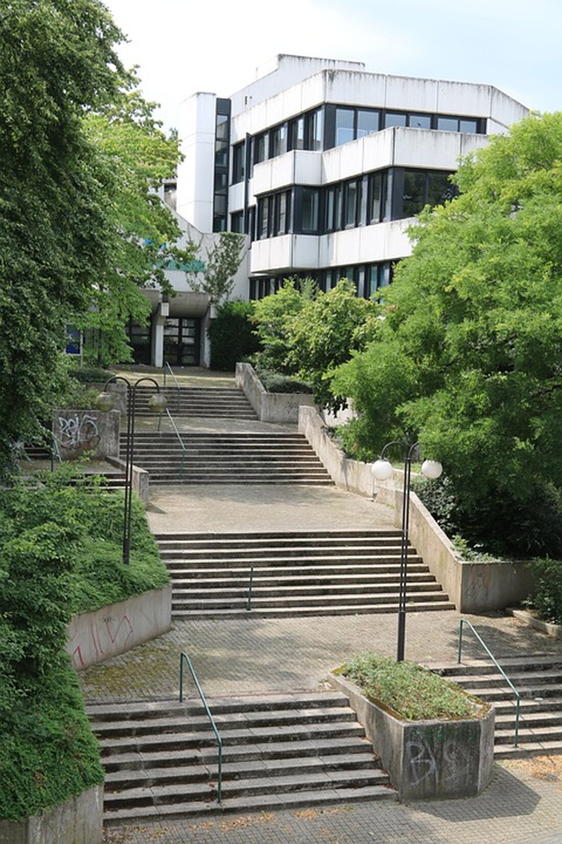 Erkunde die Sehenswürdigkeiten von Mülheim an der Ruhr Mülheim an der Ruhr ist eine pulsierende Stadt im Herzen des Ruhrgebiets. Sie beherbergt eine Vielzahl von Sehenswürdigkeiten, die es zu erkunden gilt. Ob Sie ein Tagestourist oder ein längerfristiger Besucher sind, Mülheim hat viel zu bieten. Egal, ob Sie ein Kulturinteressierter, ein Naturliebhaber oder ein Abenteurer sind, in Mülheim finden Sie genau das Richtige. Mülheimer Schloss Das Mülheimer Schloss ist eines der ältesten und berühmtesten Sehenswürdigkeiten von Mülheim an der Ruhr. Es wurde im 16. Jahrhundert erbaut und ist ein wichtiges historisches Gebäude. Heute ist es ein Museum und ein beliebter &hellip;