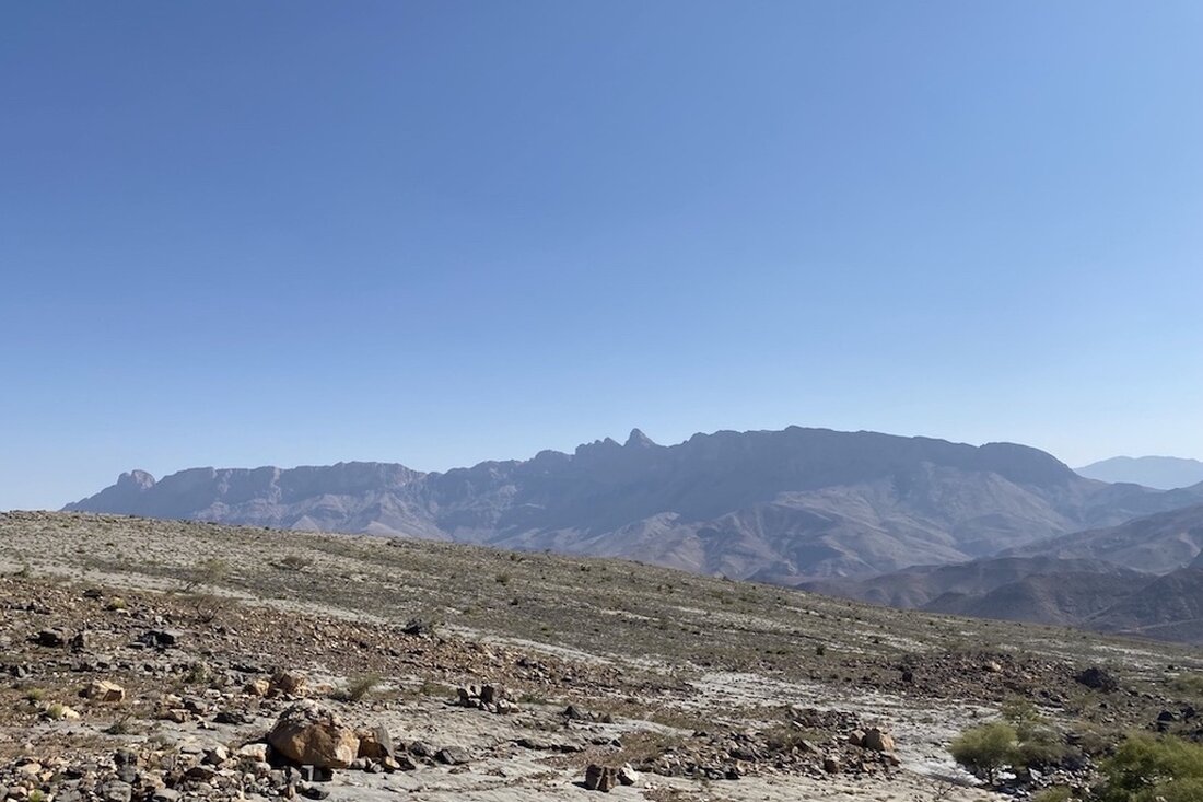 Im Februar/März 2023 begab ich mich auf eine unvergessliche Reise in den Oman, ein Land auf der arabischen Halbinsel, das an Saudi-Arabien, den Jemen und die Vereinigten Arabischen Emirate grenzt. Von wunderschönen Stränden über gastfreundliche Menschen bis hin zu beeindruckenden Gebirgslandschaften und historischen Stätten bietet das Sultanat eine Vielzahl an Highlights, die wohl jeden Reisenden in ihren Bann ziehen. Ein Beitrag von Meike. Sie ist die Reisebloggerin „Meike reist“ und schreibt über ihre erstaunlichen Reisen. Der Oman präsentiert sich als Land voller Überraschungen, das weit mehr zu bieten hat als nur trockene Wüstenlandschaften. Fragen wie „im Oman gibt es doch …