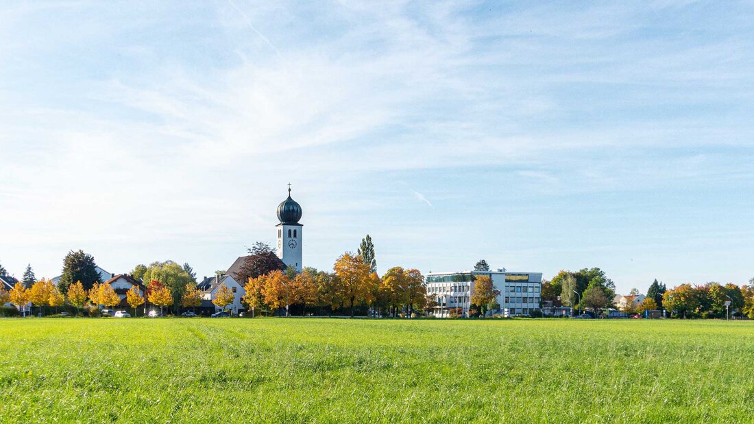 Vaterstetten: Vielfalt und Abenteuer inmitten der Natur Vaterstetten, eine malerische Gemeinde im Landkreis Ebersberg in Bayern, bietet nicht nur idyllische Landschaften, sondern auch eine Fülle aufregender Aktivitäten für die ganze Familie. In diesem Artikel werden wir einige der bemerkenswerten Attraktionen dieser charmanten Region erkunden. Kletterwald Vaterstetten: Naturspaß in luftigen Höhen Für Abenteuerlustige und Naturliebhaber ist der Kletterwald Vaterstetten ein absolutes Muss. Hier können Sie sich von Baum zu Baum schwingen und herausfordernde Kletterrouten meistern. Mit verschiedenen Schwierigkeitsgraden ist dieser Kletterwald für Anfänger und erfahrene Kletterer gleichermaßen geeignet. Erlebnisbauernhof Reitsberger und Gaststätte Zur Landlust: Einblick in das Landleben Der Erlebnisbauernhof Reitsberger &hellip;