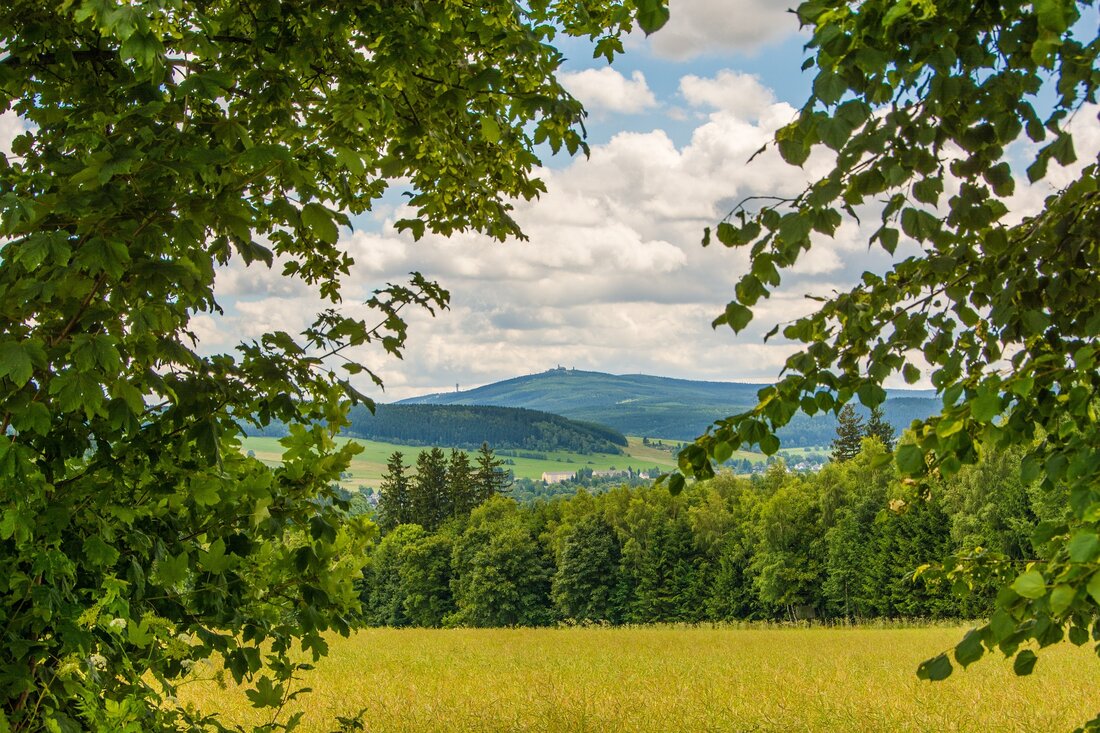 Die besten Sehenswürdigkeiten im Mittleren Erzgebirgskreis Der Mittlere Erzgebirgskreis ist ein beliebtes Reiseziel für Touristen aus der ganzen Welt. Es bietet eine einzigartige Landschaft, die durch ihre malerischen Berge, Täler und Wälder geprägt ist. Die Region ist reich an Kultur, Geschichte und Natur. Es gibt viele interessante Sehenswürdigkeiten, die es zu entdecken gilt. Hier sind einige der besten Sehenswürdigkeiten im Mittleren Erzgebirgskreis, die Sie nicht verpassen sollten. Der Felsenkeller Der Felsenkeller ist eine der bekanntesten Sehenswürdigkeiten im Mittleren Erzgebirgskreis. Der Felsenkeller ist eine alte Mine, die im 13. Jahrhundert erbaut wurde. Sie war einst ein wichtiges Zentrum des Erzbergbaus. Heute …