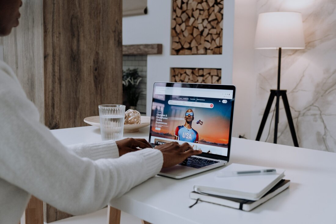 In den letzten Jahren hat sich die Reisebranche drastisch verändert, und AirBnB hat dabei eine maßgebliche Rolle gespielt. Als eine der weltweit führenden Plattformen für Unterkünfte ermöglicht AirBnB Reisenden ein einzigartiges und individuelles Reiseerlebnis.  In diesem Artikel erfahren Sie mehr über das Konzept von AirBnB, seine Vorteile und Herausforderungen, sowie praktische Tipps und Ratschläge, wie Sie das Beste aus Ihrem Aufenthalt bei AirBnB herausholen können. Tauchen Sie ein in die faszinierende Welt des AirBnB-Phänomens und lassen Sie sich von neuen Möglichkeiten und unvergesslichen Erlebnissen inspirieren. Zusammenfassung: 10 Fakten zu AirBnB AirBnB ist eine Online-Plattform, die es Privatpersonen ermöglicht, ihre Wohnungen, &hellip;