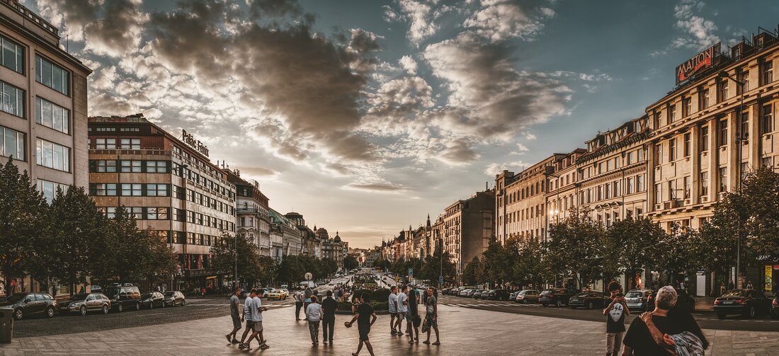 Prag, die Hauptstadt der Tschechischen Republik, ist eine der schönsten und faszinierendsten Städte Europas. Mit ihrer beeindruckenden Architektur, der reichen Geschichte und der lebendigen Kultur ist die Stadt ein perfektes Ziel für einen Kurzurlaub. In diesem Artikel geben wir Ihnen Tipps, was Sie an einem Wochenende oder in wenigen Tagen in Prag sehen und erleben können. Die Karlsbrücke: Beginnen Sie Ihren Besuch in Prag mit einem Spaziergang über die berühmte Karlsbrücke. Die Brücke, die im 14. Jahrhundert erbaut wurde, verbindet die Altstadt mit der Kleinseite und ist ein absolutes Muss für jeden Prag-Besucher. Bestaunen Sie die 30 barocken Statuen entlang …