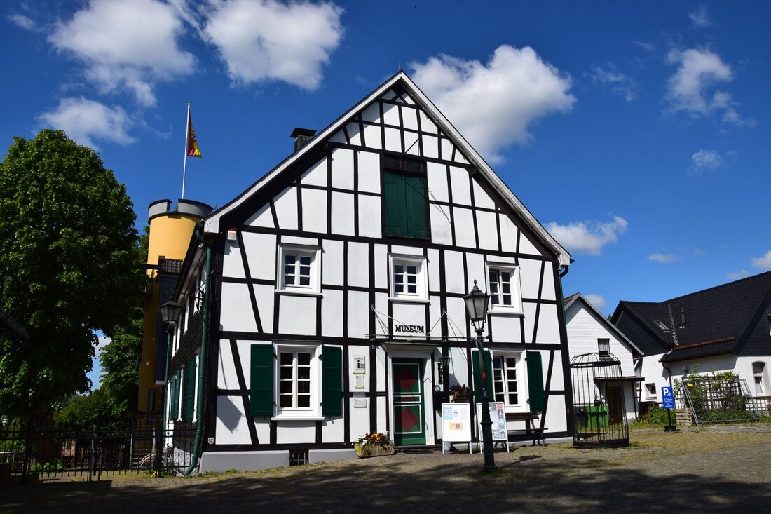 Die 8 Top Sehenswürdigkeiten in Bad Gandersheim Entdecken Sie die beeindruckendsten Sehenswürdigkeiten in Bad Gandersheim. Von historischen Bauten bis hin zu kulturellen Highlights. Bad Gandersheim, eine malerische Stadt mit reicher Geschichte, lockt Jahr für Jahr zahlreiche Besucher an. Die Vielfalt und Einzigartigkeit ihrer Sehenswürdigkeiten machen sie zu einem unvergesslichen Reiseziel in Deutschland. Geschichtlicher Hintergrund: Die Ursprünge von Bad Gandersheim reichen weit zurück. Im Laufe der Jahrhunderte entwickelte sich die Stadt durch verschiedene Epochen und wurde durch ihre kulturellen und historischen Stätten bekannt. Reiseinformationen: Beste Reisezeit für Bad Gandersheim: Frühling bis Herbst bietet sich als ideale Zeit an, um die Stadt …