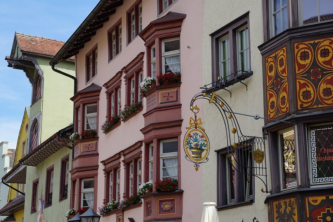 Rottweil – Eine Stadt voller Geschichte Rottweil ist eine kleine Stadt im Südwesten Deutschlands, die auf eine lange und bewegte Geschichte zurückblickt. Seit dem Mittelalter war die Stadt ein wichtiger Handelsort und ist heute eine beliebte Touristenattraktion. Mit seinen zahlreichen historischen Sehenswürdigkeiten, die auf die verschiedenen Epochen der Stadtgeschichte zurückblicken, ist Rottweil ein wahres Schmuckstück in Baden-Württemberg. Erkunden Sie die alte Stadtmauer Die alte Stadtmauer ist ein einzigartiges Monument, das die Geschichte der Stadt widerspiegelt. Die Mauer wurde im 13. Jahrhundert errichtet und ist eine der am besten erhaltenen in ganz Deutschland. Sie ist 1,2 Kilometer lang und umfasst die …