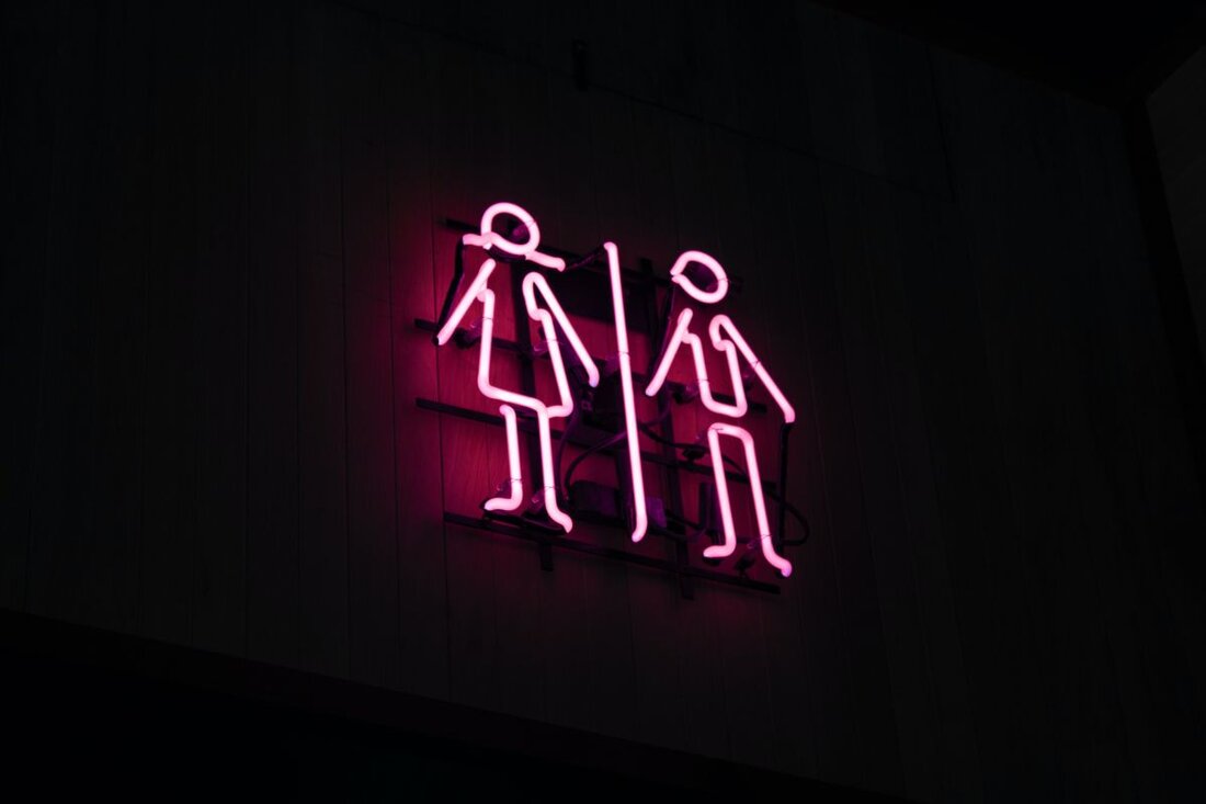 Mobile WCs sind eine revolutionäre Lösung, die sich seit Jahren großer Beliebtheit erfreut. Heutzutage stehen jedoch moderne Kabinen aus hochwertigen Materialien zur Auswahl. Was ist der Unterschied zwischen einer mobilen Toilette für Behinderte und einer Standardtoilette? Lesen Sie und erfahren Sie mehr über die Unterschiede bei Abmessungen und Ausstattung. Warum unterscheiden sich Standardtoiletten von Behindertentoiletten? Mobile Toiletten ähneln sich meist von außen, obwohl einige von ihnen größer sind. Im Inneren haben sie Standardausrüstung, obwohl Sie auch eine mit zusätzlichem Zubehör mieten können, um die Nutzung bequem zu machen. Für behindertengerechte Toiletten gibt es Vorschriften, die die Abmessungen eindeutig angeben, aber …