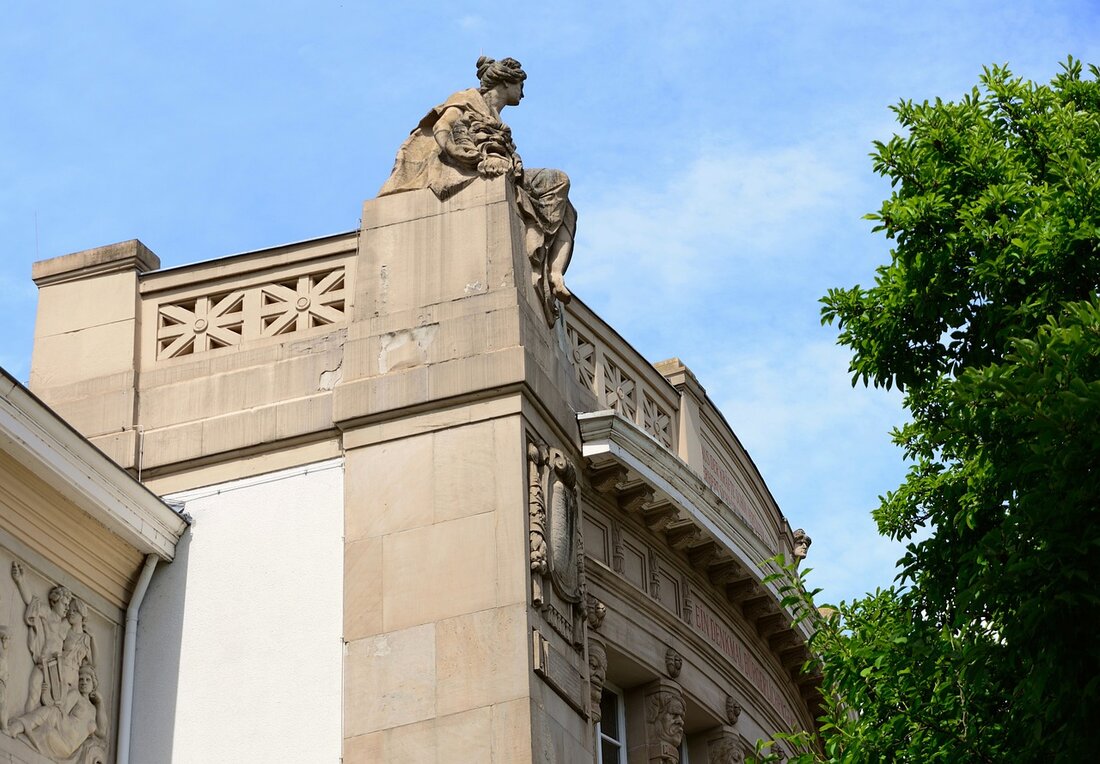  Entdecke die Top Sehenswürdigkeiten in Gießen Gießen ist eine wunderschöne Stadt in der Mitte Deutschlands, die viele interessante Sehenswürdigkeiten zu bieten hat. Von historischen Gebäuden über Parks bis hin zu Museen, Gießen hat für jeden etwas zu bieten. Hier ist eine Liste der besten Sehenswürdigkeiten in Gießen, die Sie unbedingt besuchen sollten. Lahnberge Die Lahnberge sind ein wunderschöner Park in Gießen, der sich über mehrere Kilometer erstreckt. Der Park ist voller schöner Wanderwege, die Sie auf Ihrer Erkundungstour erkunden können. Es gibt auch einen See, an dem Sie ein Picknick machen oder einfach nur entspannen können. Außerdem gibt es …