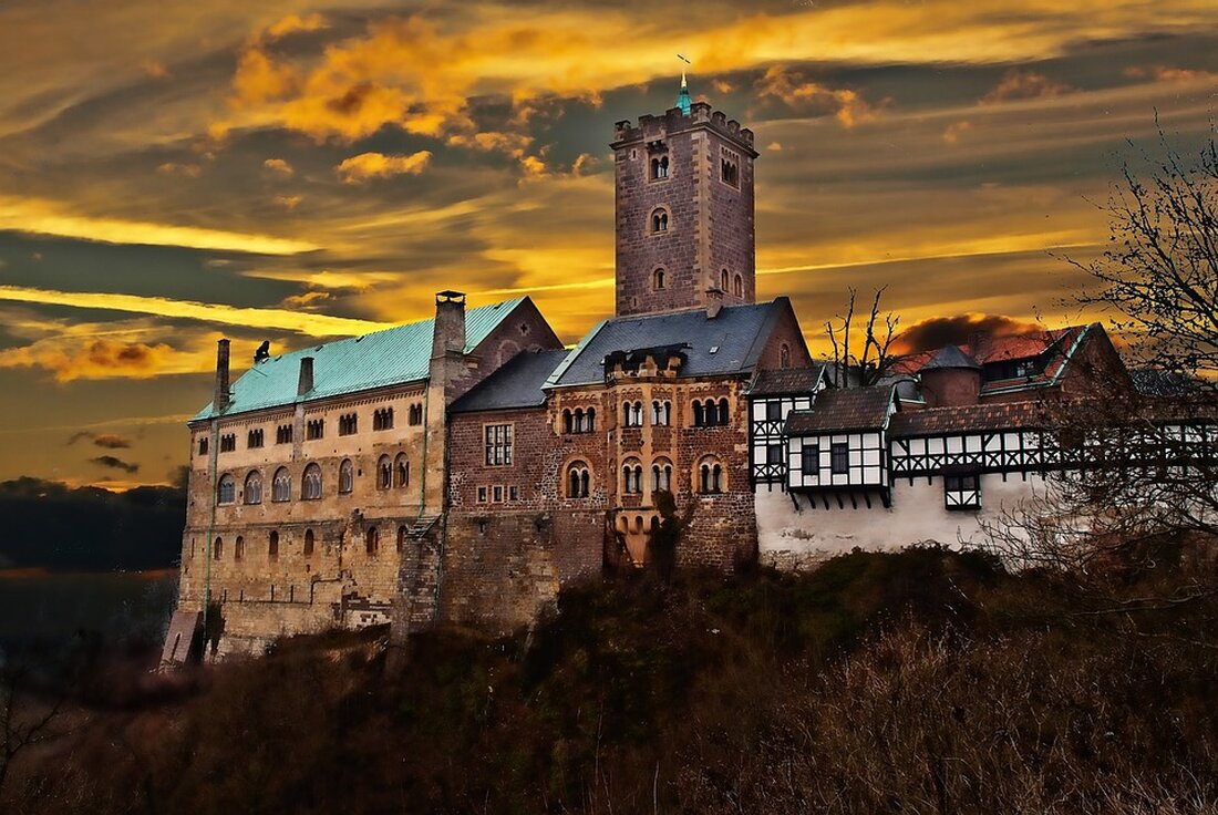 Erkunde die Sehenswürdigkeiten von Eisenach – Eine Reise in die Vergangenheit! Eisenach ist eine historische Stadt in Thüringen, die vor allem für ihre reiche Kultur und Geschichte bekannt ist. Es gibt viele Sehenswürdigkeiten zu entdecken, die jeden Besucher in die Vergangenheit zurückversetzen. Von mittelalterlichen Burgen bis hin zu prächtigen Bauwerken, Eisenach ist ein wunderbarer Ort, um die Geschichte zu erkunden. Das Wartburg-Schloss Das Wartburg-Schloss ist eines der bekanntesten Sehenswürdigkeiten von Eisenach. Es ist ein mittelalterliches Schloss, das im 12. Jahrhundert erbaut wurde und ein Symbol für die deutsche Kultur ist. Es wurde im Jahr 1999 zum UNESCO-Weltkulturerbe erklärt und ist …