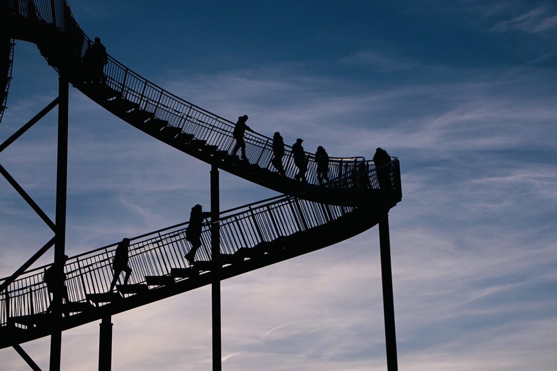 Duisburg &#8211; Eine Stadt voller Sehenswürdigkeiten Duisburg ist eine pulsierende Stadt im Herzen des Ruhrgebiets. Es ist ein wahres Schatzkästchen voller Sehenswürdigkeiten und Attraktionen, die es zu entdecken gilt. Von historischen Denkmälern und Museen bis hin zu modernen Einkaufszentren, Kulturzentren und Freizeitparks &#8211; Duisburg hat für jeden etwas zu bieten. Das Landschaftspark Duisburg-Nord Der Landschaftspark Duisburg-Nord ist eine der bekanntesten Sehenswürdigkeiten der Stadt. Der Park ist ein ehemaliges Industriegebiet, das zu einem ökologischen und kulturellen Erlebniszentrum umgestaltet wurde. Der Park ist ein beliebtes Ausflugsziel für Einheimische und Touristen. Hier können Sie die herrliche Natur genießen, Spaziergänge machen, Fahrradfahren, Bootfahren und &hellip;