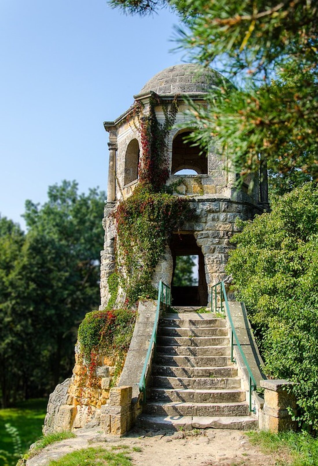 Erkunde die Sehenswürdigkeiten von Halberstadt: Ein Reiseführer Halberstadt ist eine historische Stadt in Sachsen-Anhalt, Deutschland. Es ist berühmt für seine reiche Geschichte und seine vielen Sehenswürdigkeiten. In Halberstadt gibt es viele Dinge zu sehen und zu erleben, von alten Gebäuden und Kirchen bis hin zu modernen Museen und Parks. Es ist ein perfektes Ziel für einen Tagestrip oder eine längere Reise. Hier ist ein Reiseführer durch die Sehenswürdigkeiten von Halberstadt. Altstadt Halberstadt Als erstes sollten Sie die Altstadt von Halberstadt erkunden. Die Altstadt ist voller historischer Gebäude und Kirchen, die Sie erkunden können. Einige der bekanntesten Gebäude sind die St.-Stephani-Kirche, &hellip;