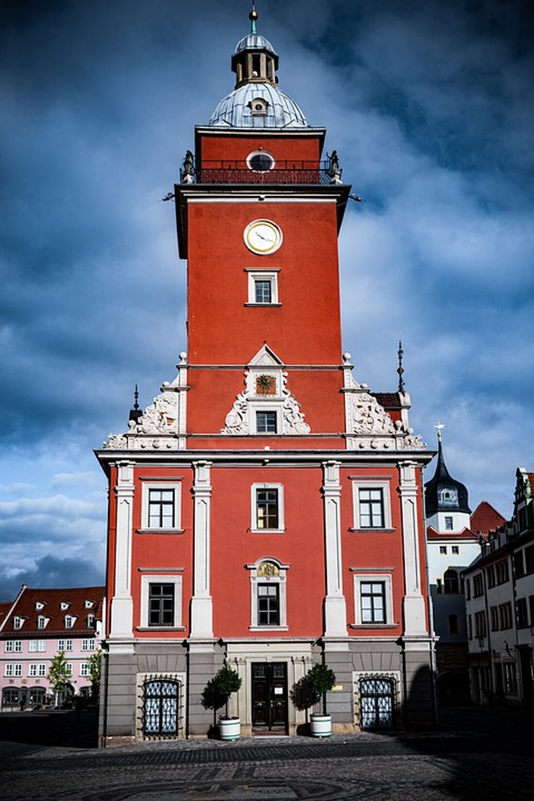 Gotha – Eine Stadt voller Sehenswürdigkeiten Gotha ist eine mittelalterliche Stadt in Thüringen, die voller Geschichte und Sehenswürdigkeiten steckt. Die Stadt ist ein beliebtes Ziel für Touristen, die sich für die Geschichte und Kultur interessieren. Es gibt viele verschiedene Sehenswürdigkeiten, die man in Gotha erkunden kann. In diesem Artikel werden wir uns die besten Sehenswürdigkeiten in Gotha ansehen und herausfinden, was es zu entdecken gibt. Die Schlossplatz Der Schlossplatz ist einer der berühmtesten Orte in Gotha. Er befindet sich im Herzen der Stadt und ist ein beliebtes Ziel für Touristen. Hier kann man das alte Schloss besichtigen, das im 17. …