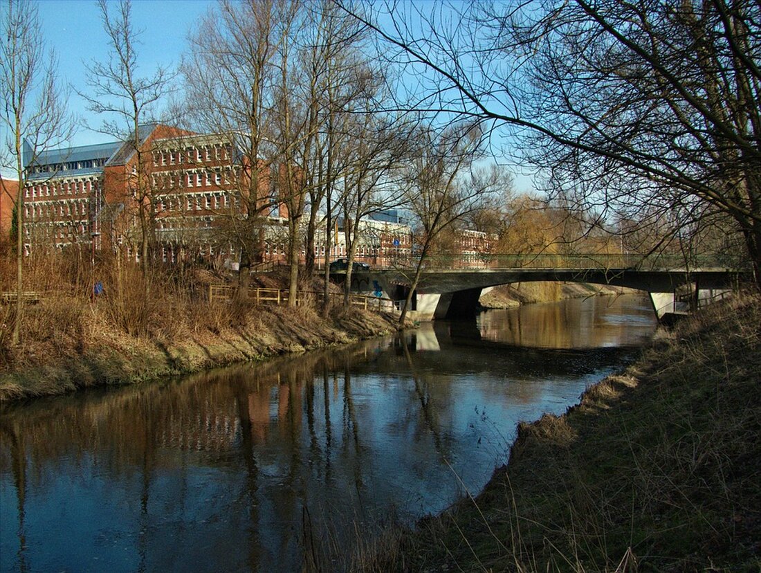 Bad Oldesloe – Ein Erlebnis für die ganze Familie Bad Oldesloe ist eine kleine Stadt im Bundesland Schleswig-Holstein. Sie ist bekannt für ihre malerische Landschaft, ihre vielen Sehenswürdigkeiten und ihre reiche Kultur. Besucher können hier eine Vielzahl von Aktivitäten unternehmen, egal ob sie einen Tag oder eine ganze Woche verbringen. Egal ob Sie ein Kulturinteressierter, ein Naturliebhaber oder ein Abenteurer sind, Bad Oldesloe ist ein perfektes Ziel für einen Urlaub mit der ganzen Familie. Hier sind die Top 5 Sehenswürdigkeiten in Bad Oldesloe, die Sie nicht verpassen sollten: 1. Bad Oldesloe Schloss Das Bad Oldesloe Schloss ist eines der bekanntesten …