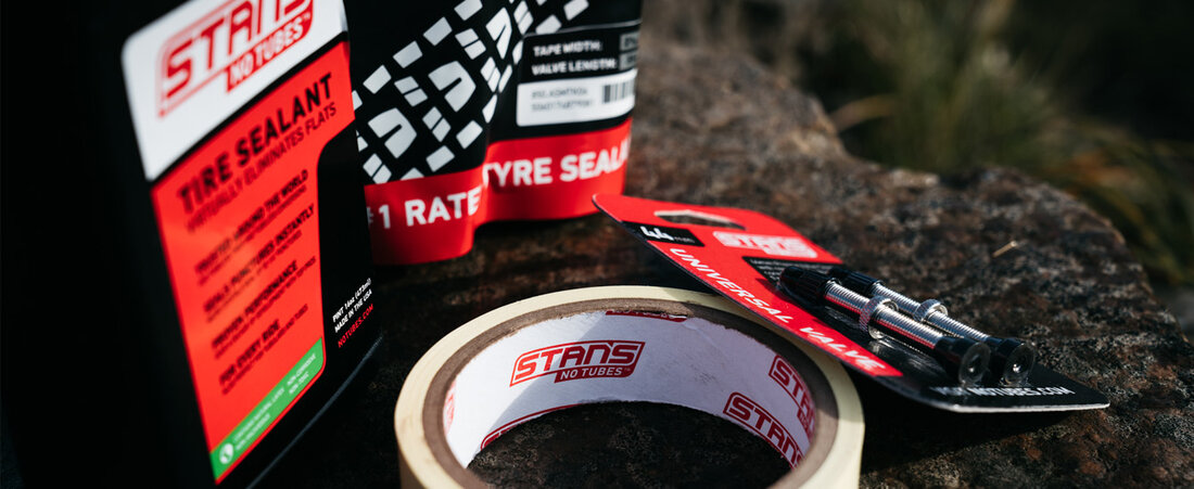 Das Tubeless-System hat sich im MTB-Bereich längst bewährt, insbesondere auf anspruchsvollen Trails und ruppigem Gelände. Doch wie sieht es bei Rennrädern und Gravelbikes aus? Hier sind die Vorteile des schlauchlosen Systems nicht immer so eindeutig – und oft sind sie nicht proportional zu den potenziellen Nachteilen. In diesem Artikel nehmen wir das Tubeless-System für Rennräder und Gravelbikes genauer unter die Lupe. Wir zeigen die wichtigsten Vorteile auf, erklären, wie du die Dichtmilch richtig nachfüllst und welche Wartungsschritte nötig sind. Gleichzeitig werfen wir einen Blick auf mögliche Nachteile, damit du eine fundierte Entscheidung treffen kannst. Lemonbike – Innovation trifft Fahrkomfort Bei …