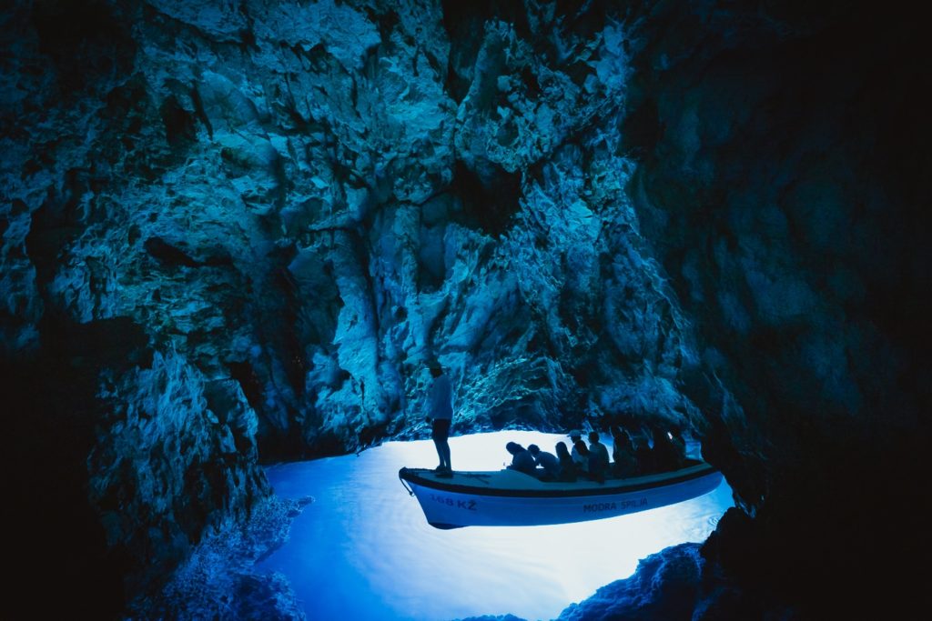 Boot in der Blauen Grotte der Insel Bisevo