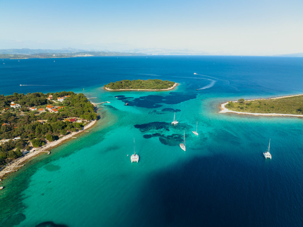 Blick auf drei Inseln in Kroatien 