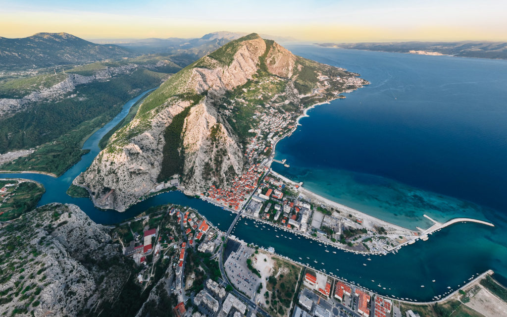 Luftaufnahme von Omis in Kroatien