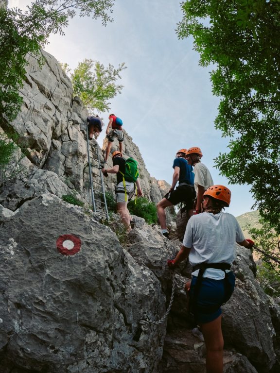 Klettern an einer Felswand im Cetina Canyon