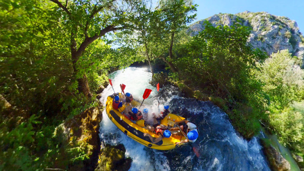 Wildwasser-Stromschnellen auf dem Fluss Cetina, Kroatien